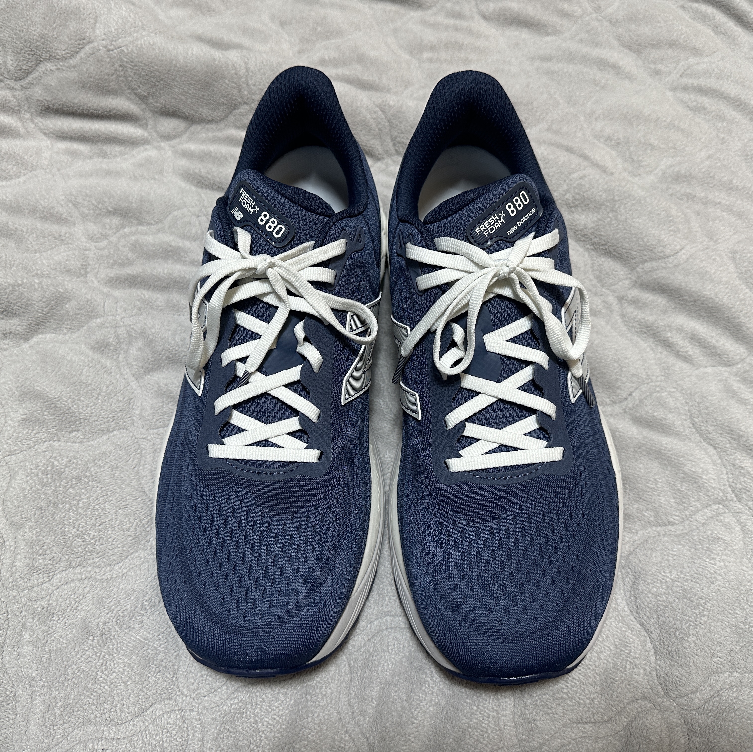 New Balance Fresh Foam X 880v13 Phantom White - 2E Wide 착용 스타일 - 2