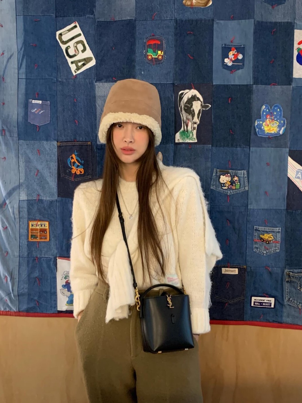 (W) Max Mara Nuevo Teddy Bear Icon Coat in Alpaca and Cashmere Sand, (W) UGG Embroidered Logo Earmuff Chestnut 착용 스타일 - 6