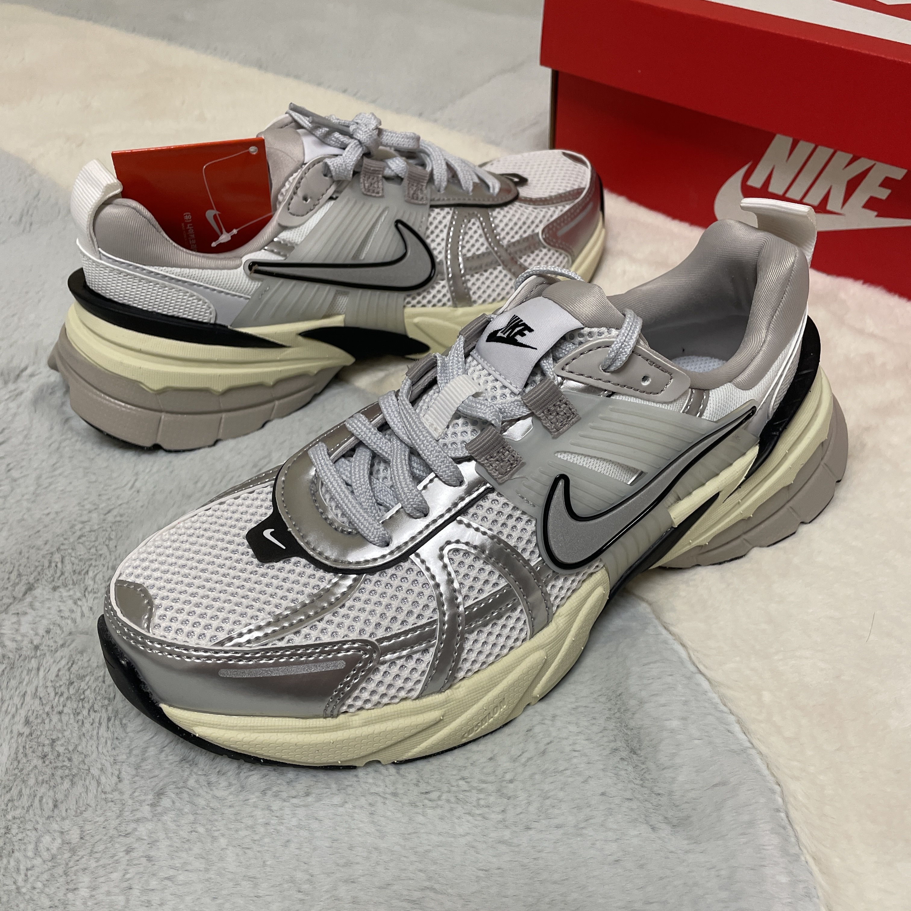 Nike V2K Run Summit White Metallic Silver 착용 스타일
