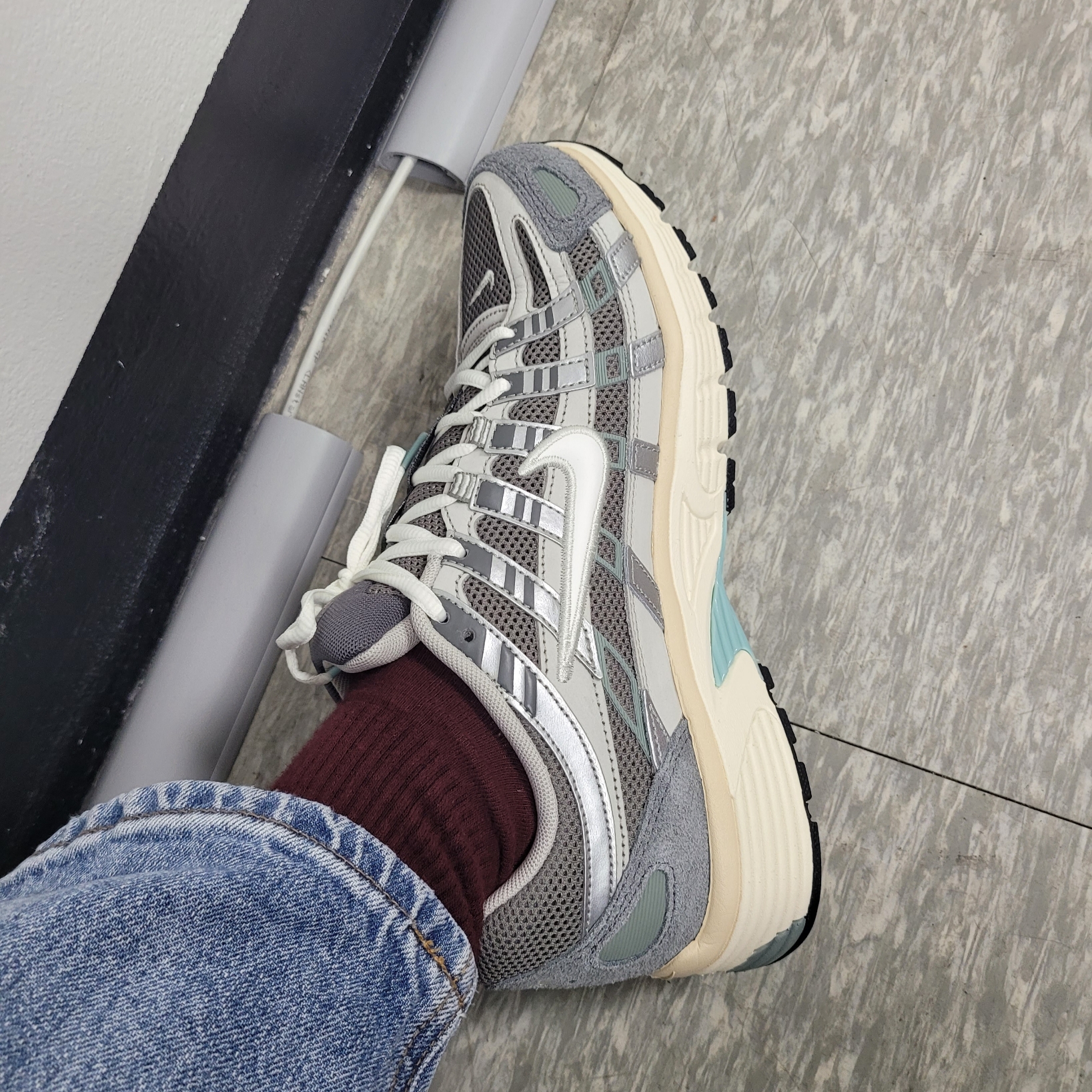 Nike P-6000 Flat Pewter Light Iron Ore 착용 스타일