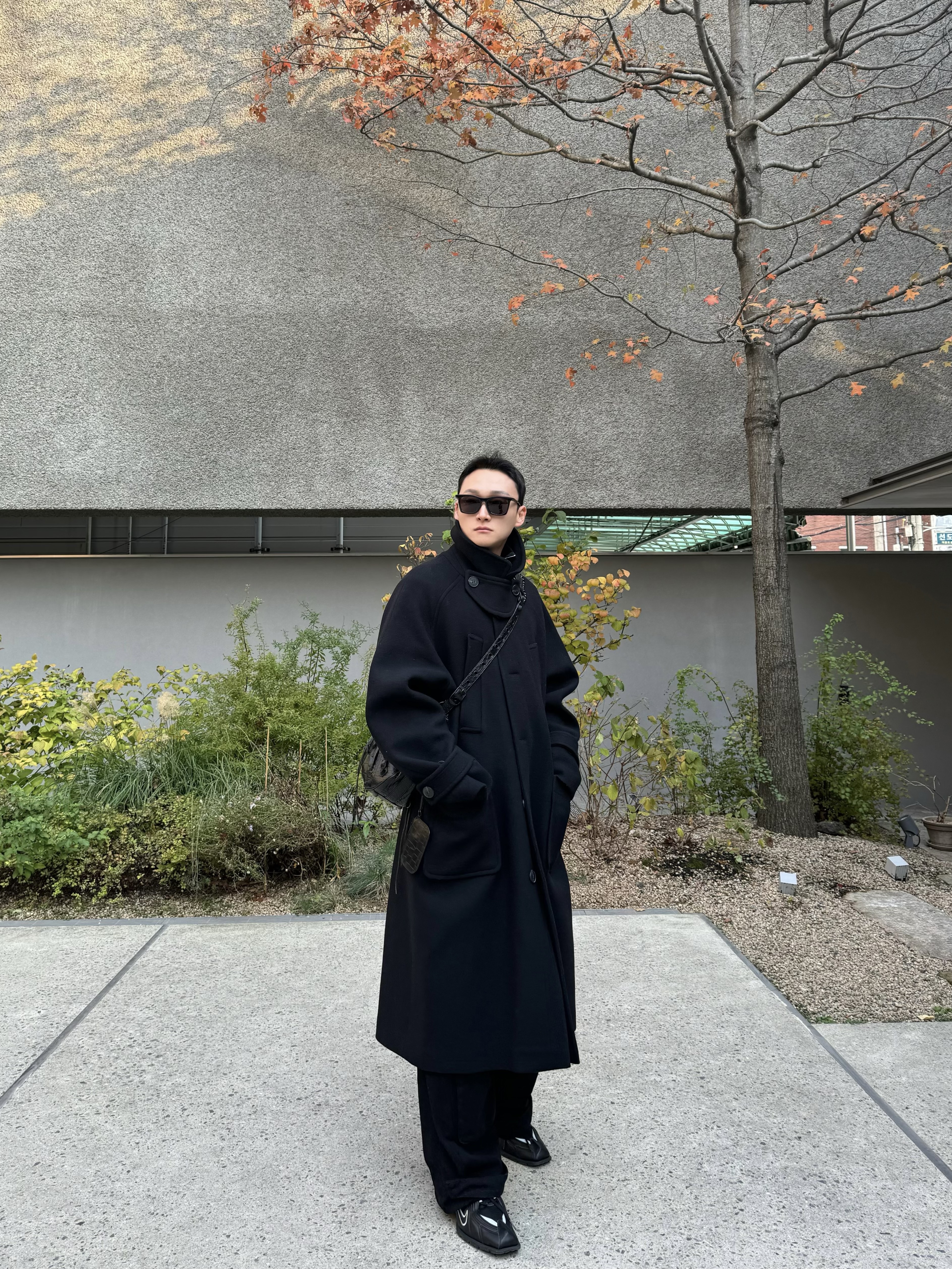 Nike x Martine Rose Shox MR4 Black, Undermycar Legion.02 Balmacaan Oversized Wool Coat Black 착용 스타일 - 4
