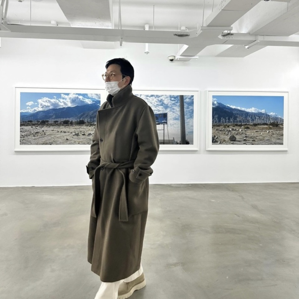 Lemaire Double Wool Wrap Coat Dark Squirrer, Lemaire Double Wool Wrap Coat Black 착용 스타일 - 1