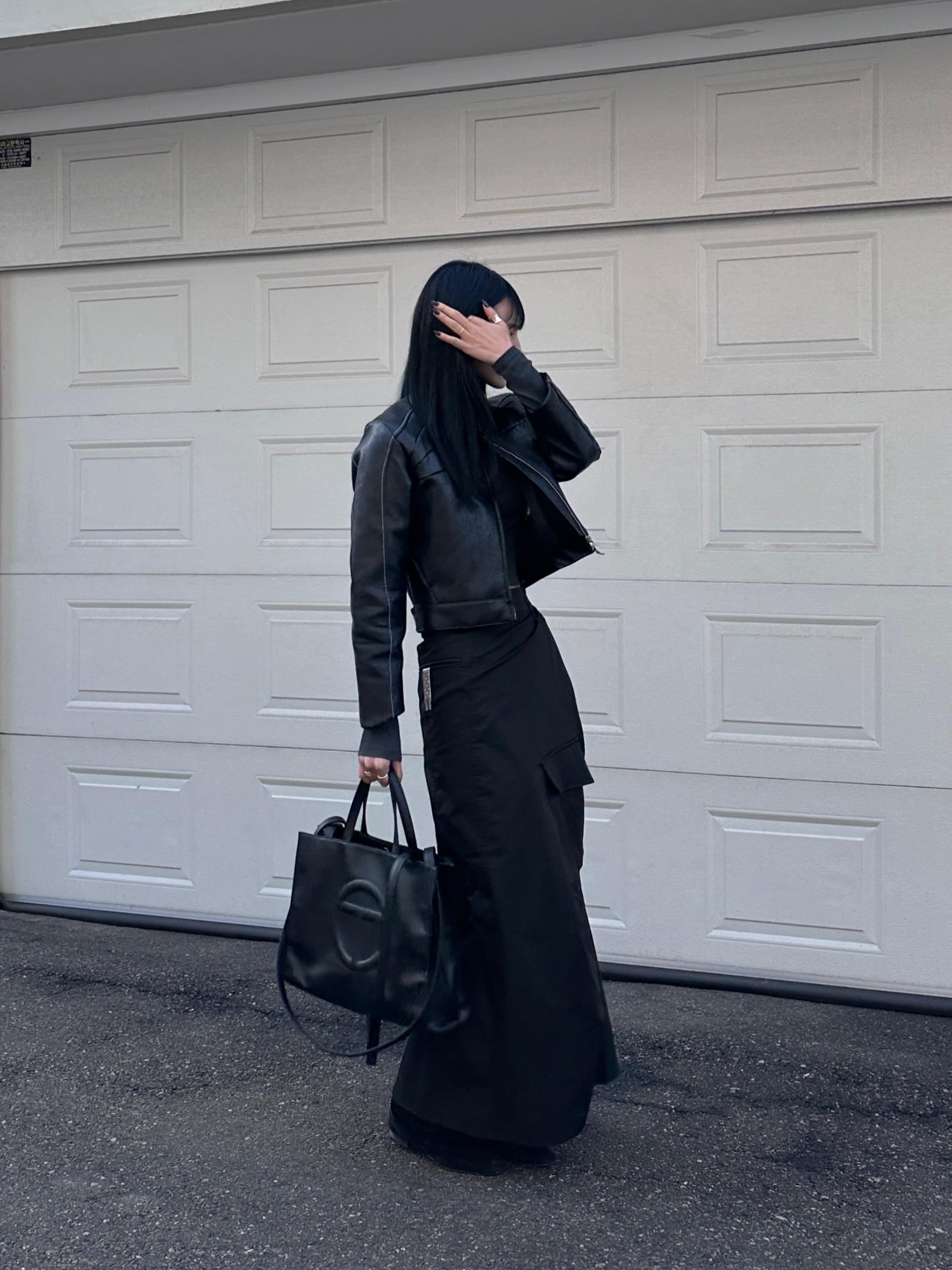Telfar Large Shopping Bag Black 착용 스타일