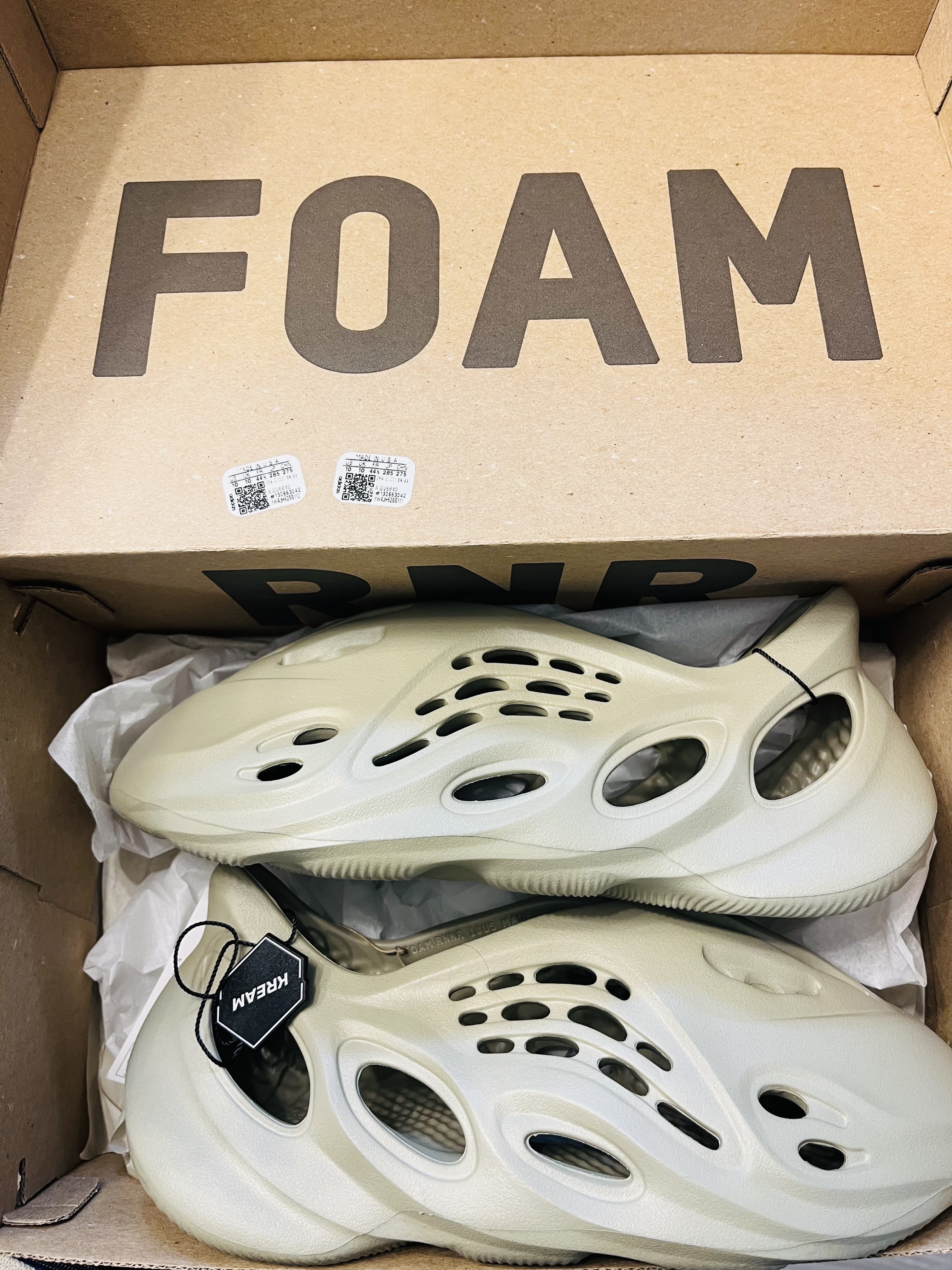 Adidas Yeezy Foam RNNR Stone Salt 착용 스타일