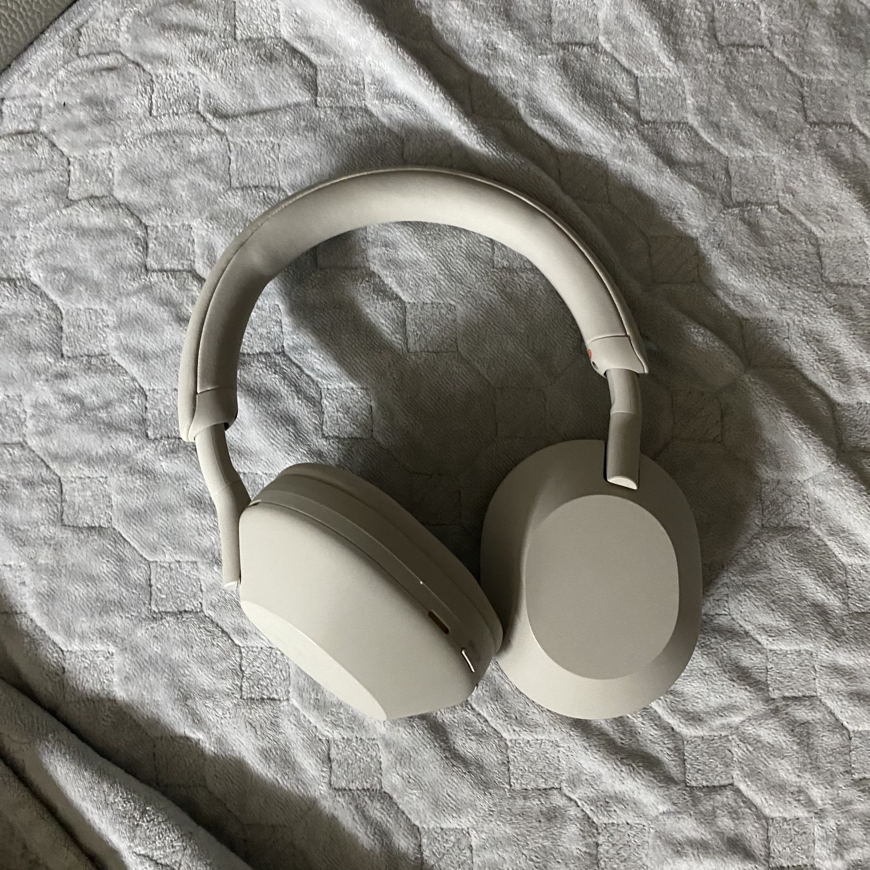 Sony WH-1000XM5 Silver (Korean Ver.) 착용 스타일