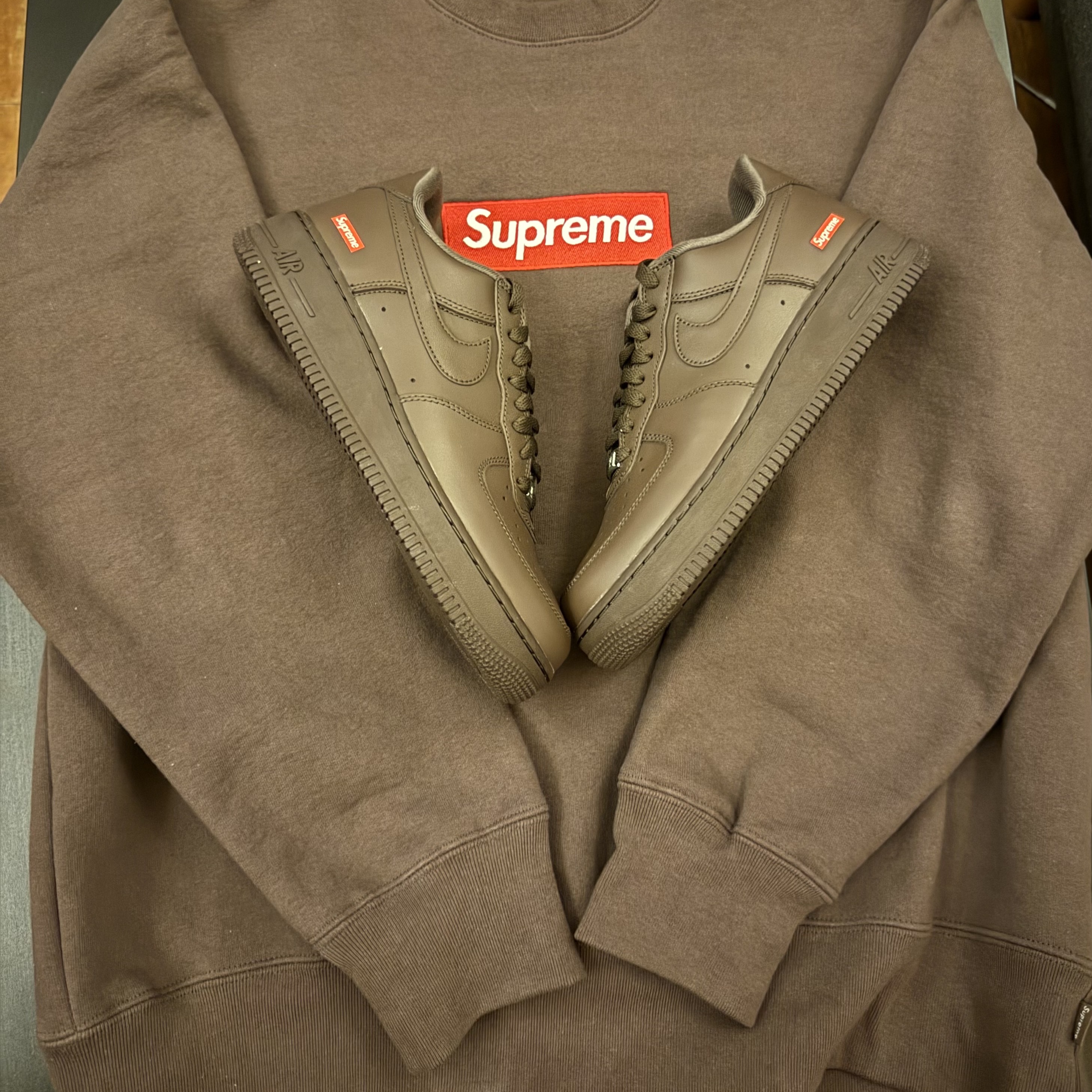 Nike x Supreme Air Force 1 Low Baroque Brown, Supreme Box Logo Crewneck Brown - 22FW 착용 스타일