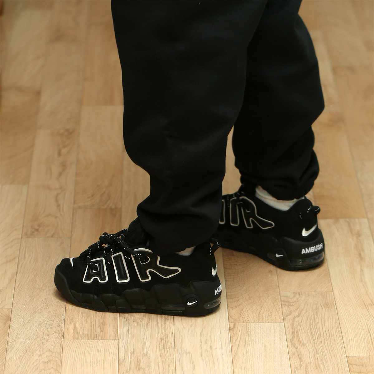 Nike x Ambush Air More Uptempo Low Black and White 착용 스타일 - 3