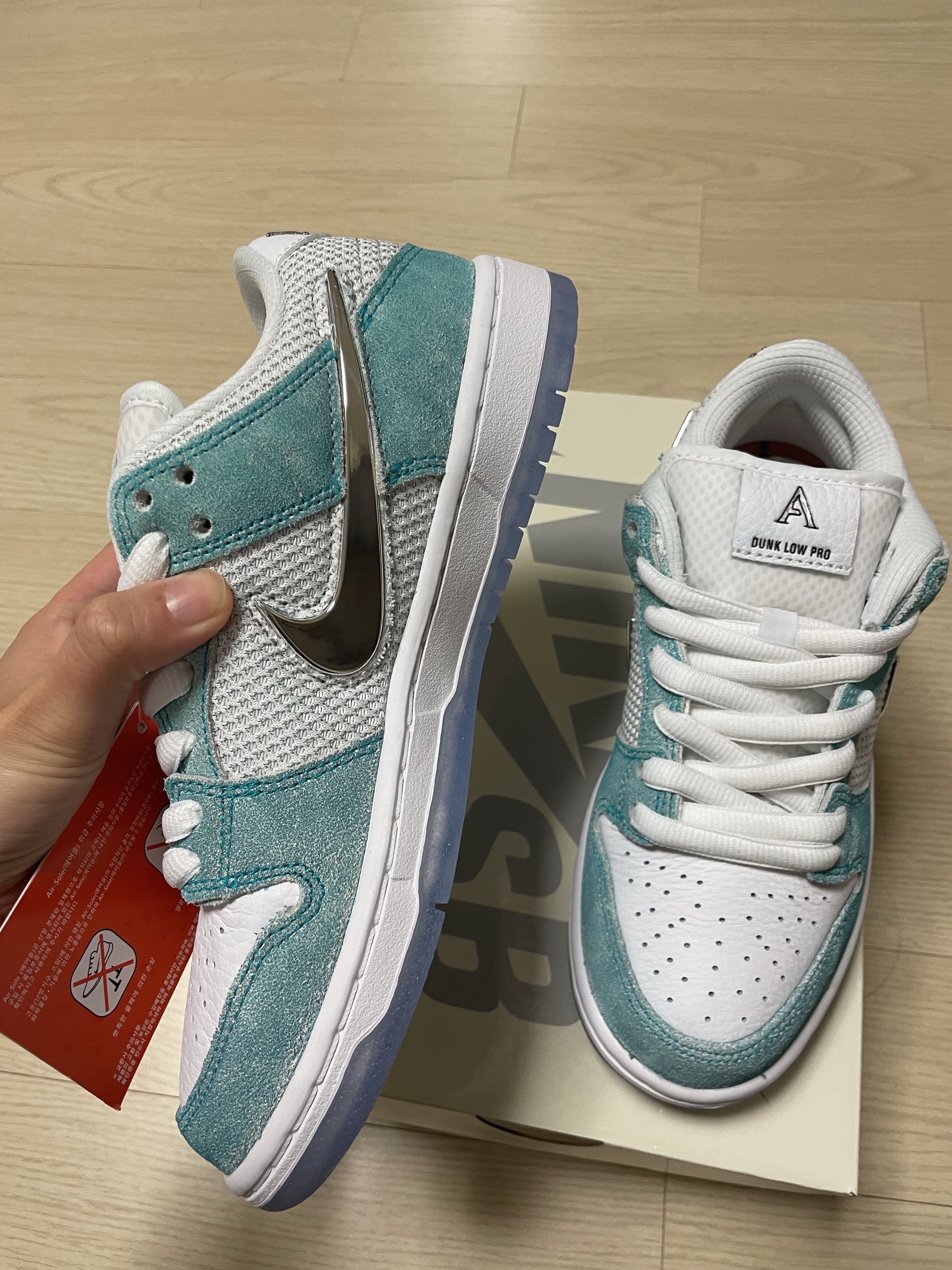Nike x April Skateboards SB Dunk Low Pro QS Racer Blue Metallic Silver 착용 스타일 - 2