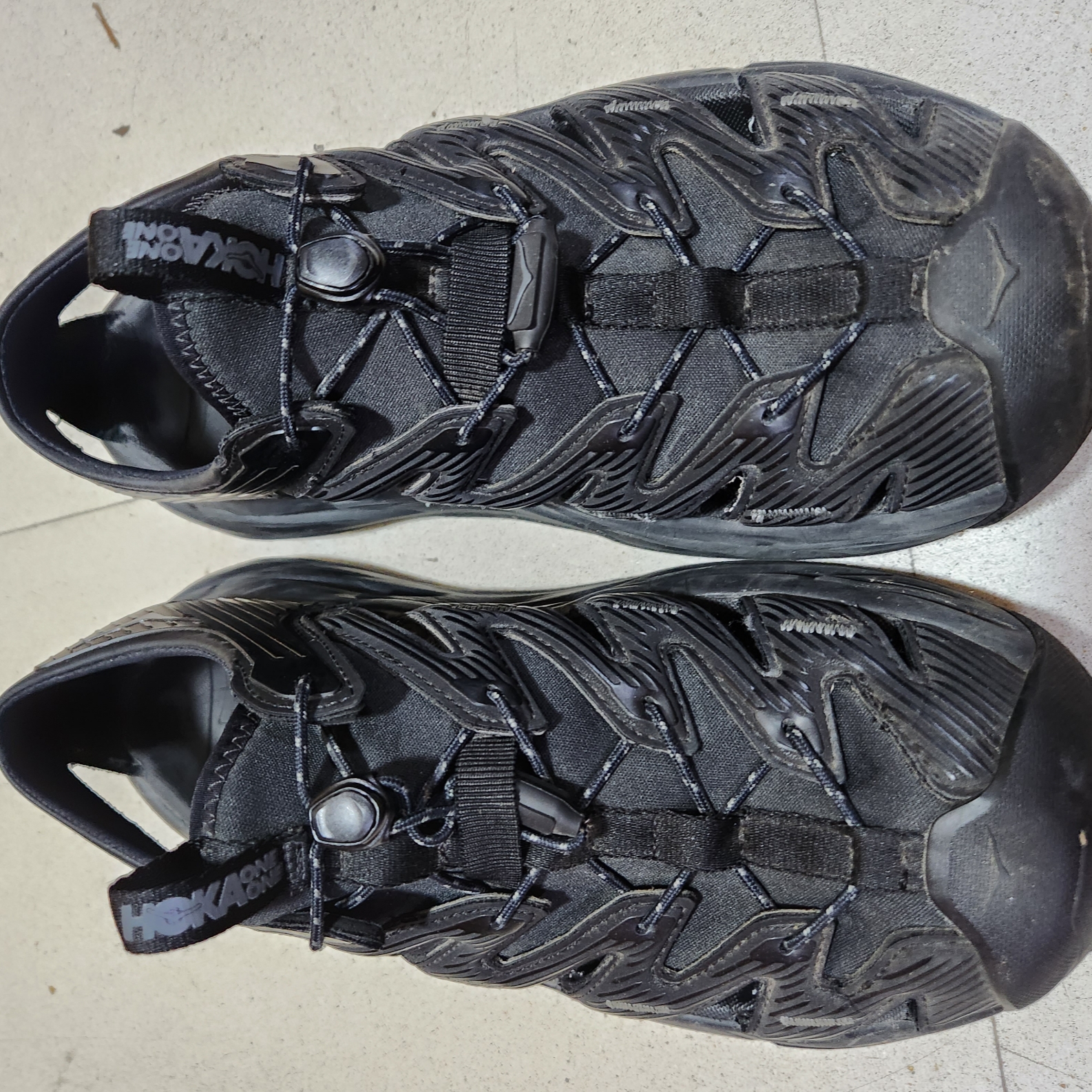 Hoka Hopara Black 착용 스타일