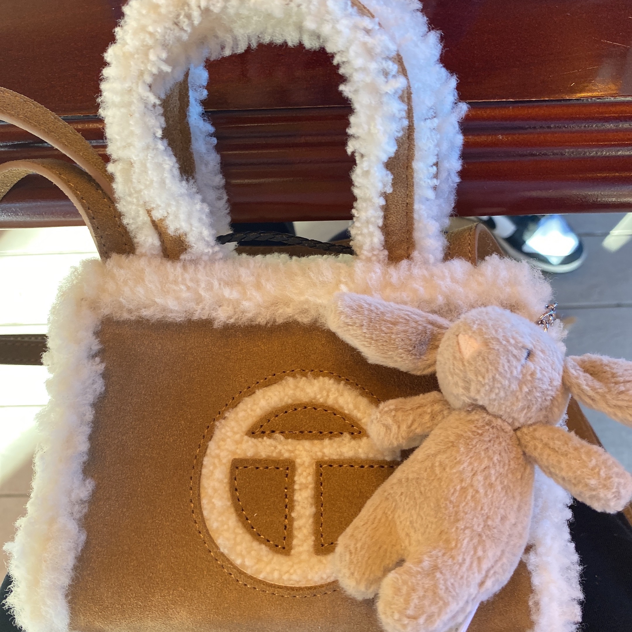 Telfar x UGG Small Shopping Bag Chestnut, Jellycat Bashful Bunny Bag Charm Beige 착용 스타일