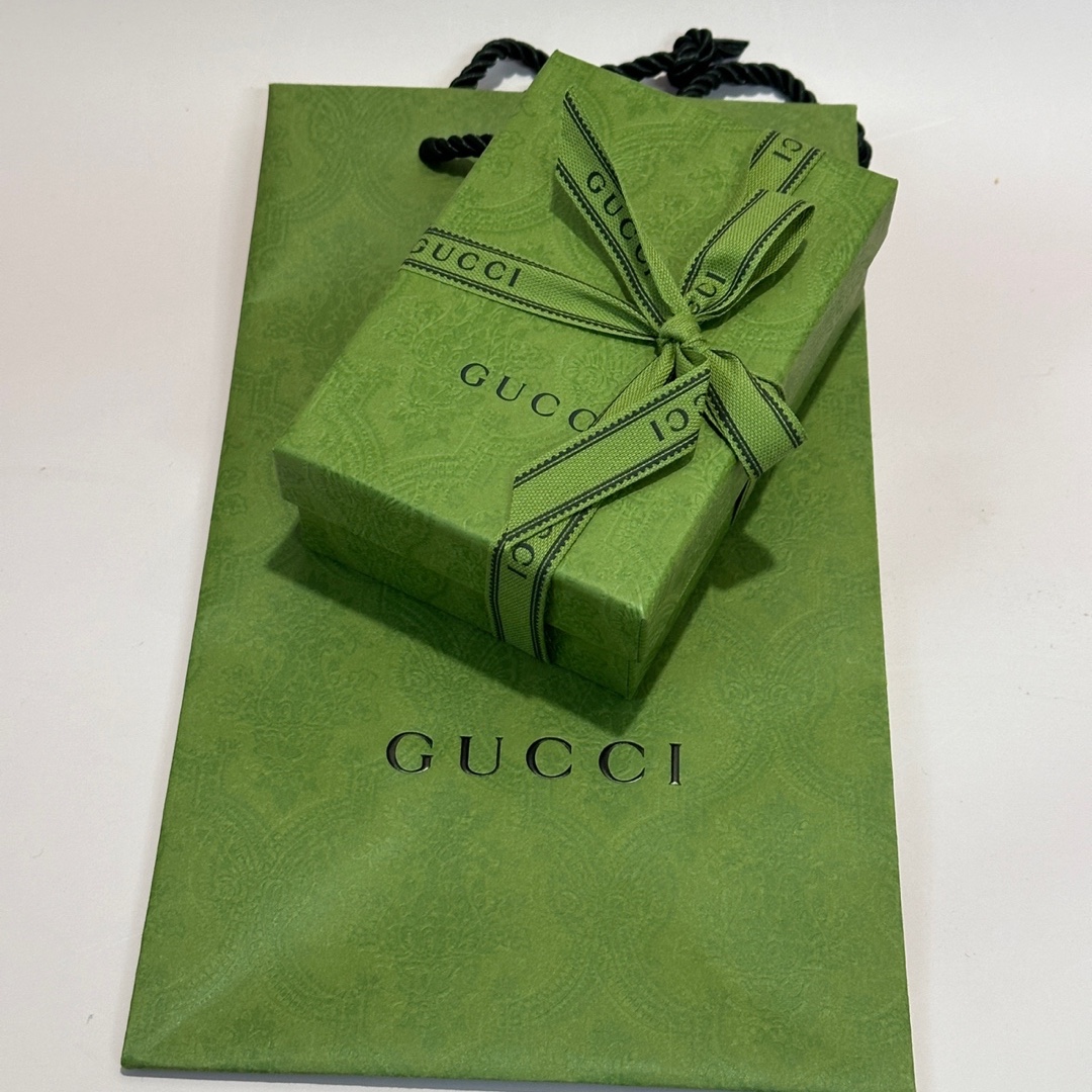Gucci GG Matelasse Card Case Wallet Light Pink 착용 스타일 - 1