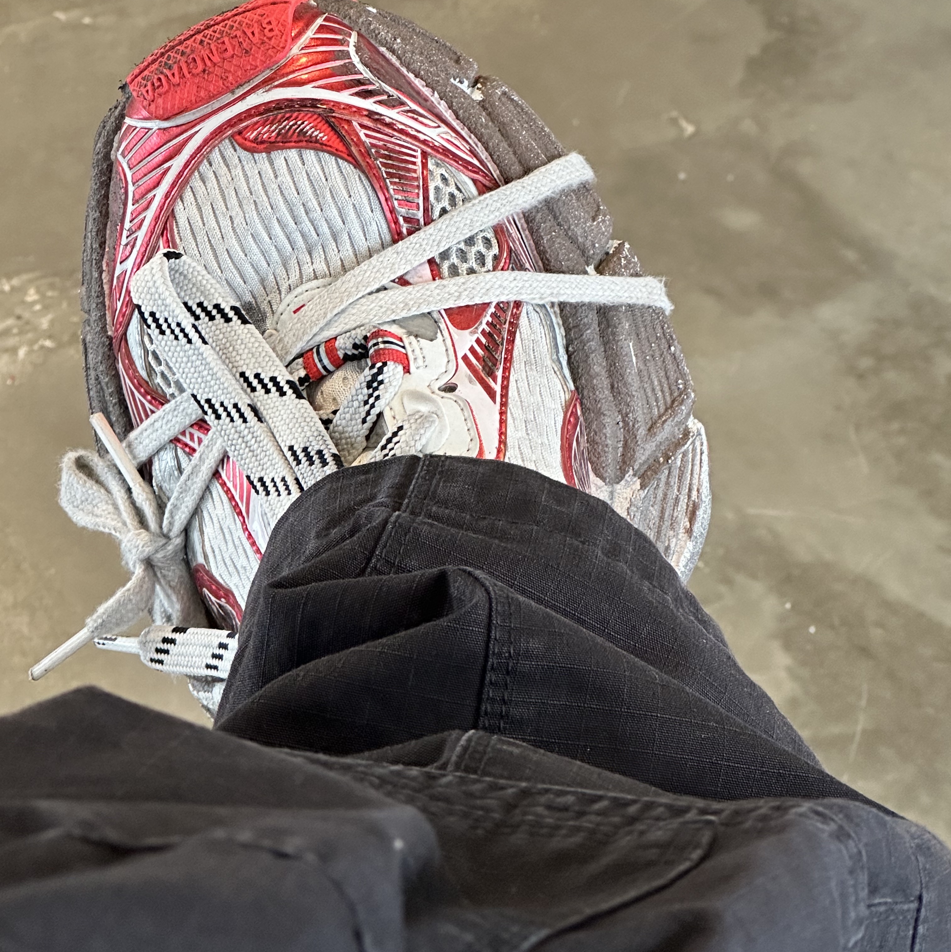 Balenciaga 3XL Sneakers Worn Out White Red 착용 스타일 - 1