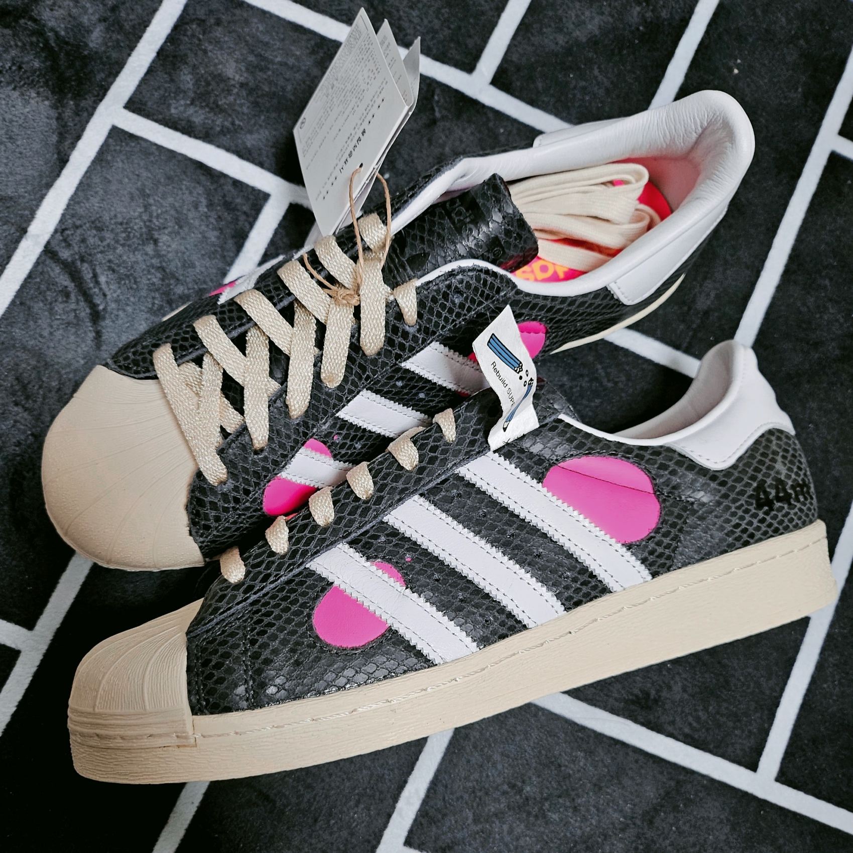 Adidas x Face Superstar 82 Carbon Cloud White 착용 스타일 - 2