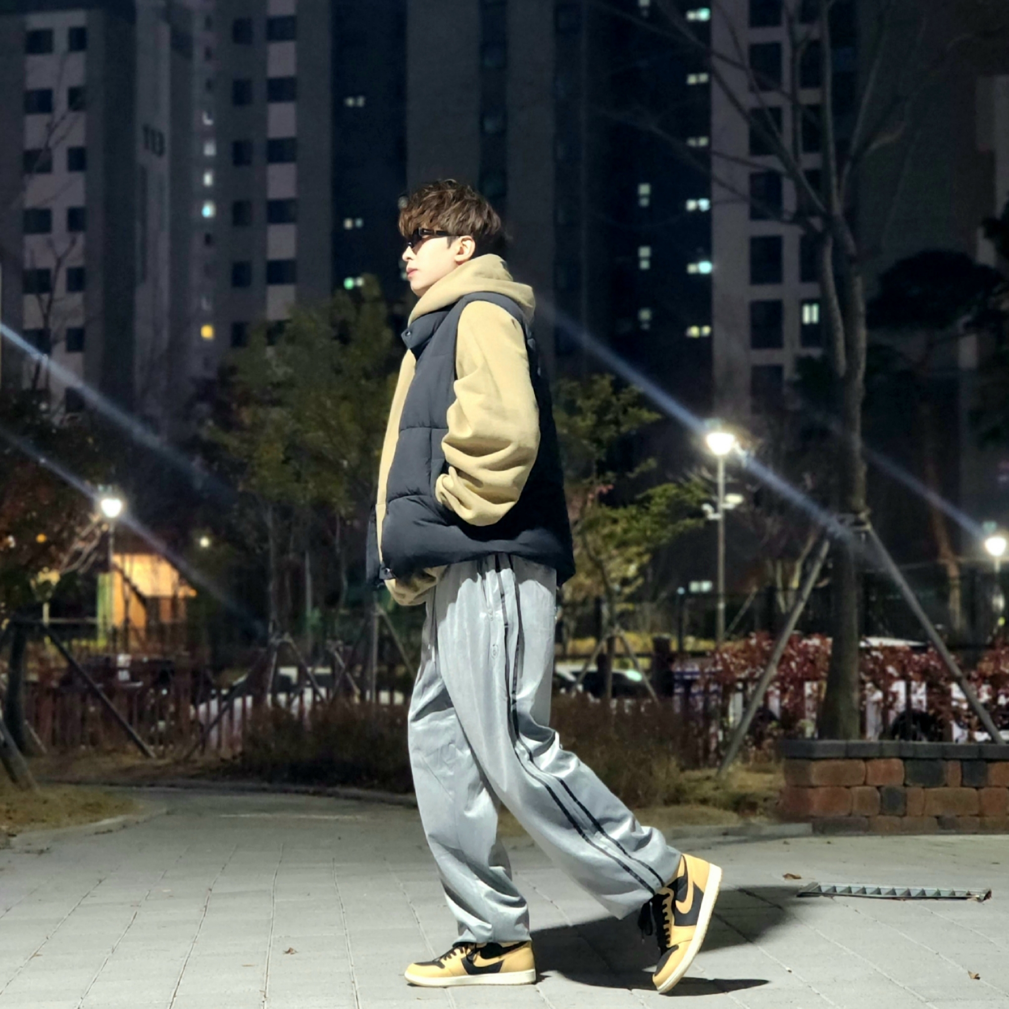 Essentials The Core Collection Pullover Hoodie Tan, Jordan 1 Retro High OG Vachetta Tan 착용 스타일 - 6