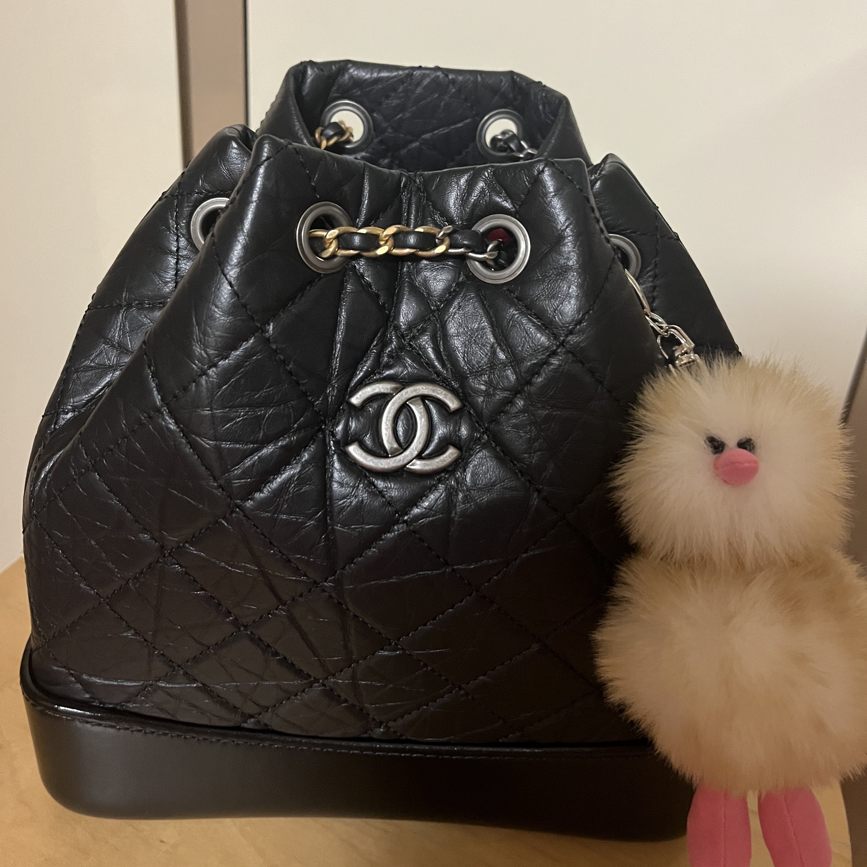 Chanel Small Gabrielle Backpack Aged Calfskin & Gold Silver Black 착용 스타일 - 3