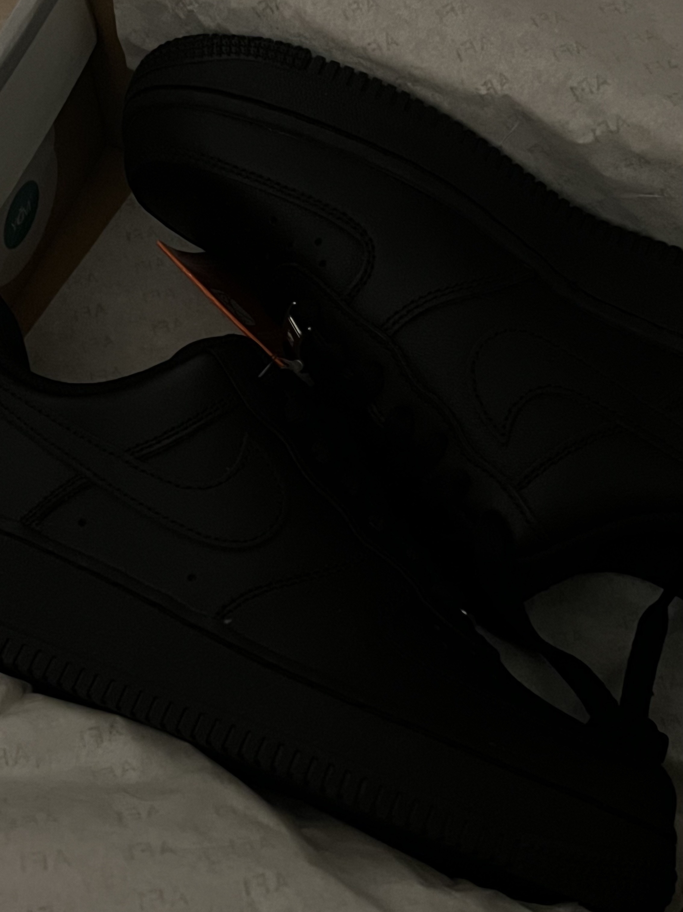 (W) Nike Air Force 1 '07 Low Triple Black 착용 스타일 - 2