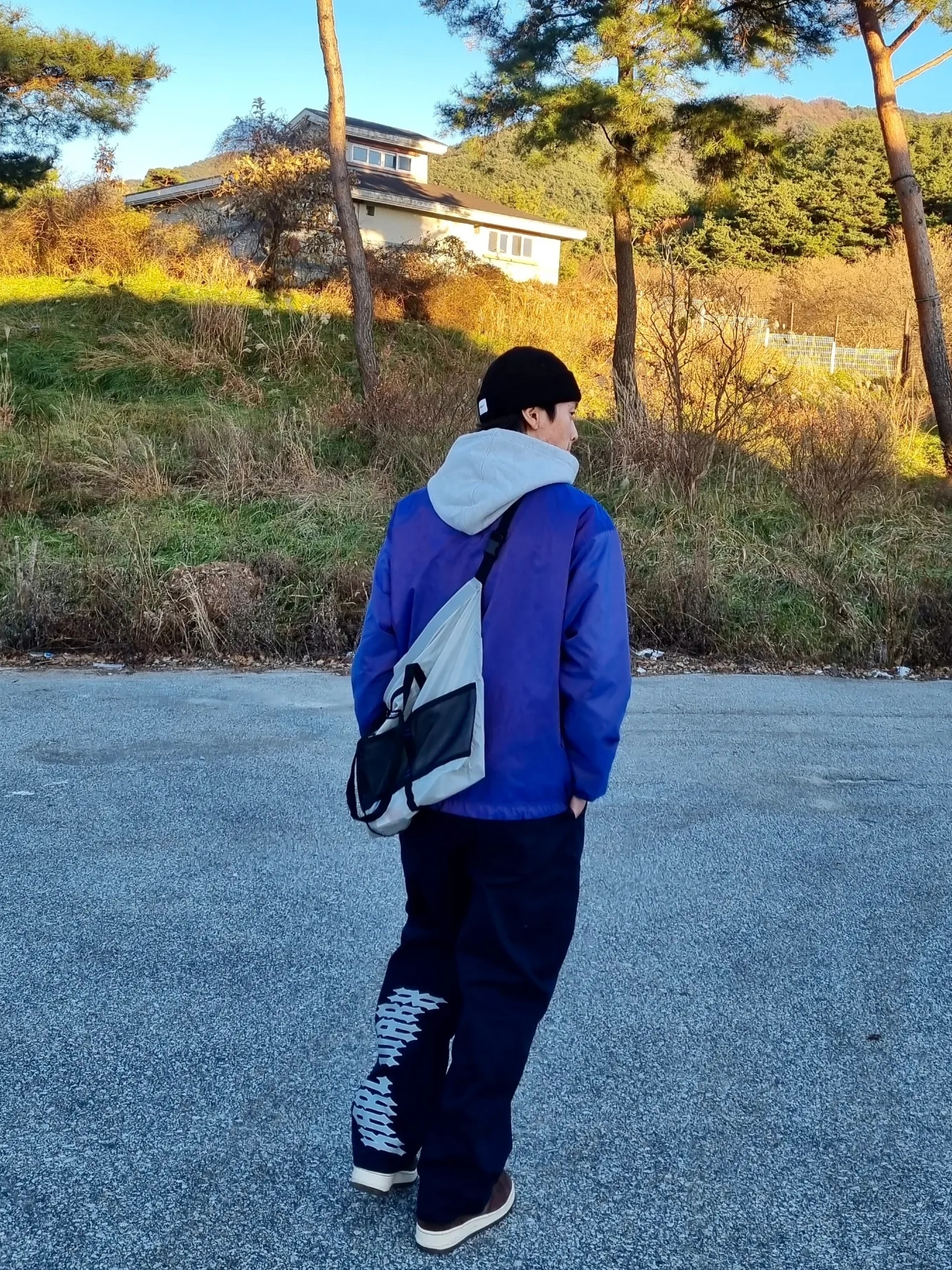 Traktat Left-side Graphic Pants Navy, Nike Air Force 1 Mid '07 QS Chocolate 착용 스타일 - 2