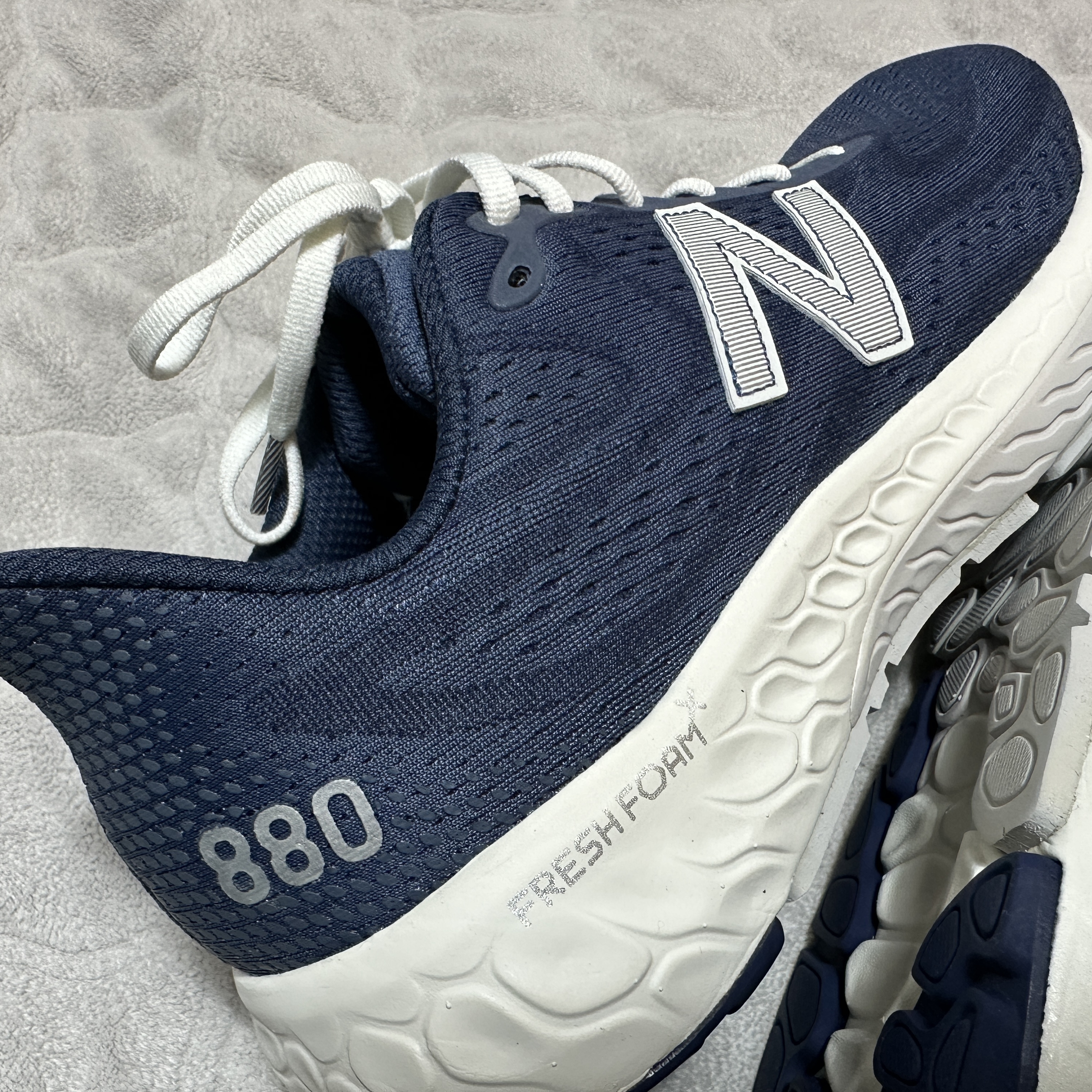 New Balance Fresh Foam X 880v13 Phantom White - 2E Wide 착용 스타일 - 3