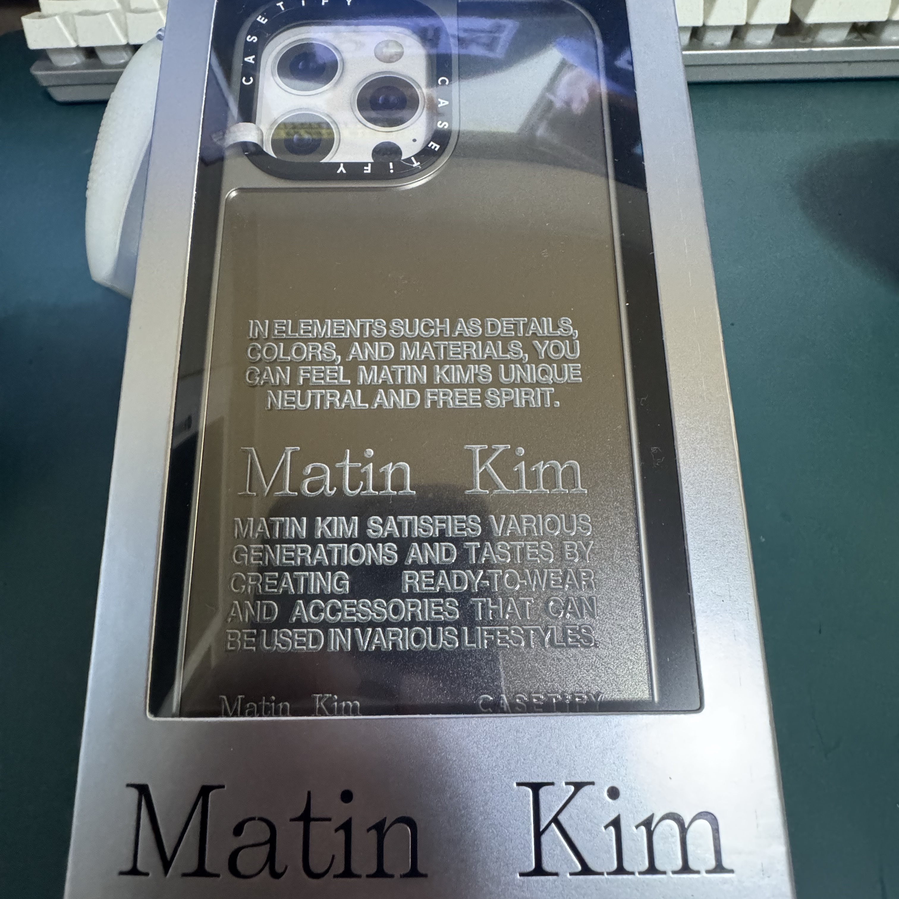 Casetify x Matin Kim iPhone Letter Magsafe Mirror Case Silver 착용 스타일