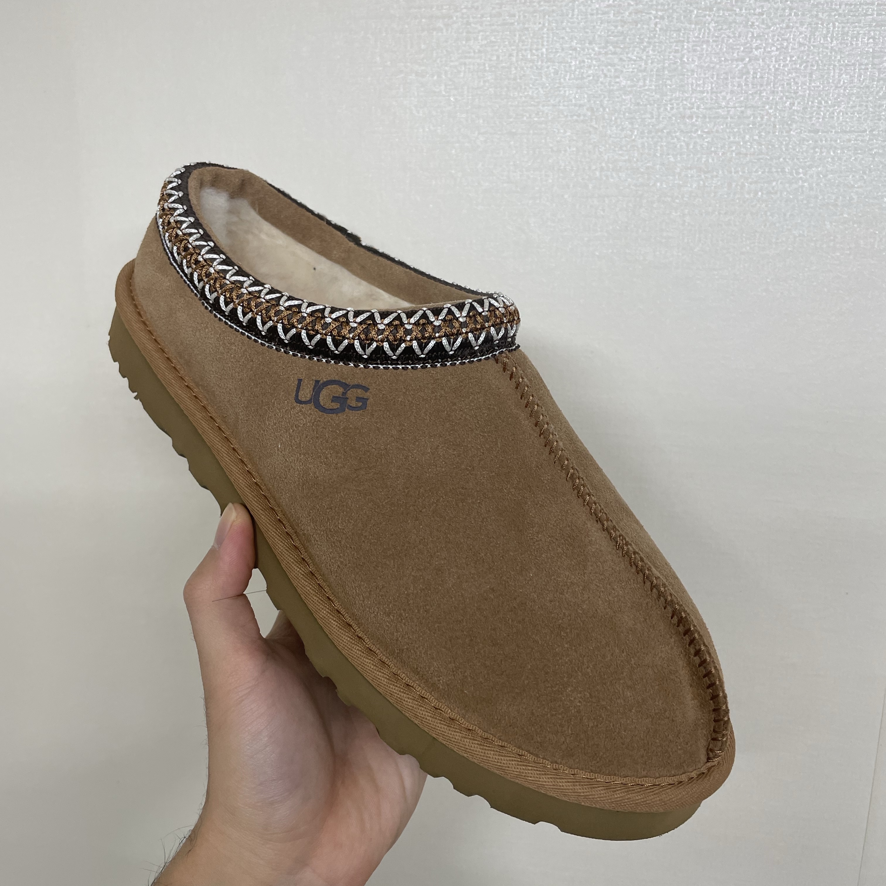 UGG Tasman Slipper Chestnut 착용 스타일 - 2