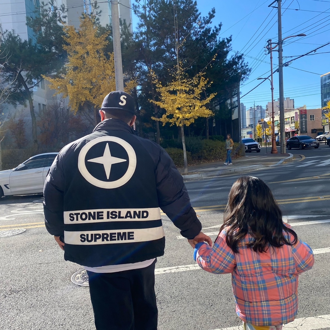 Supreme x Stone Island Reversible Down Puffer Jacket Black - 23FW, Supreme Ebbets S Logo Fitted 6-Panel Black - 23SS 착용 스타일 - 1