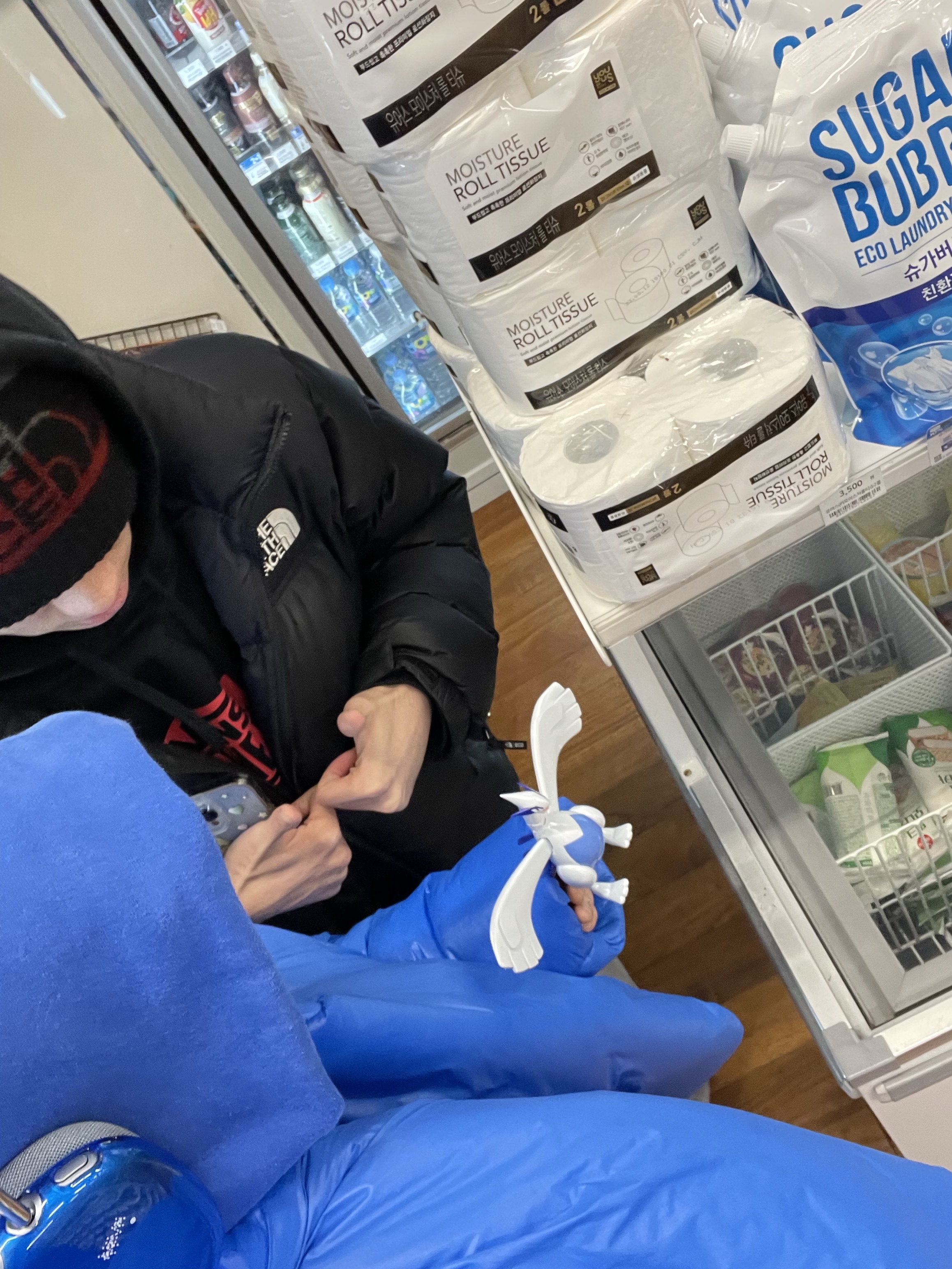 Yeezy Gap Hoodie Blue, Yeezy Gap Round Jacket Blue 착용 스타일 - 3