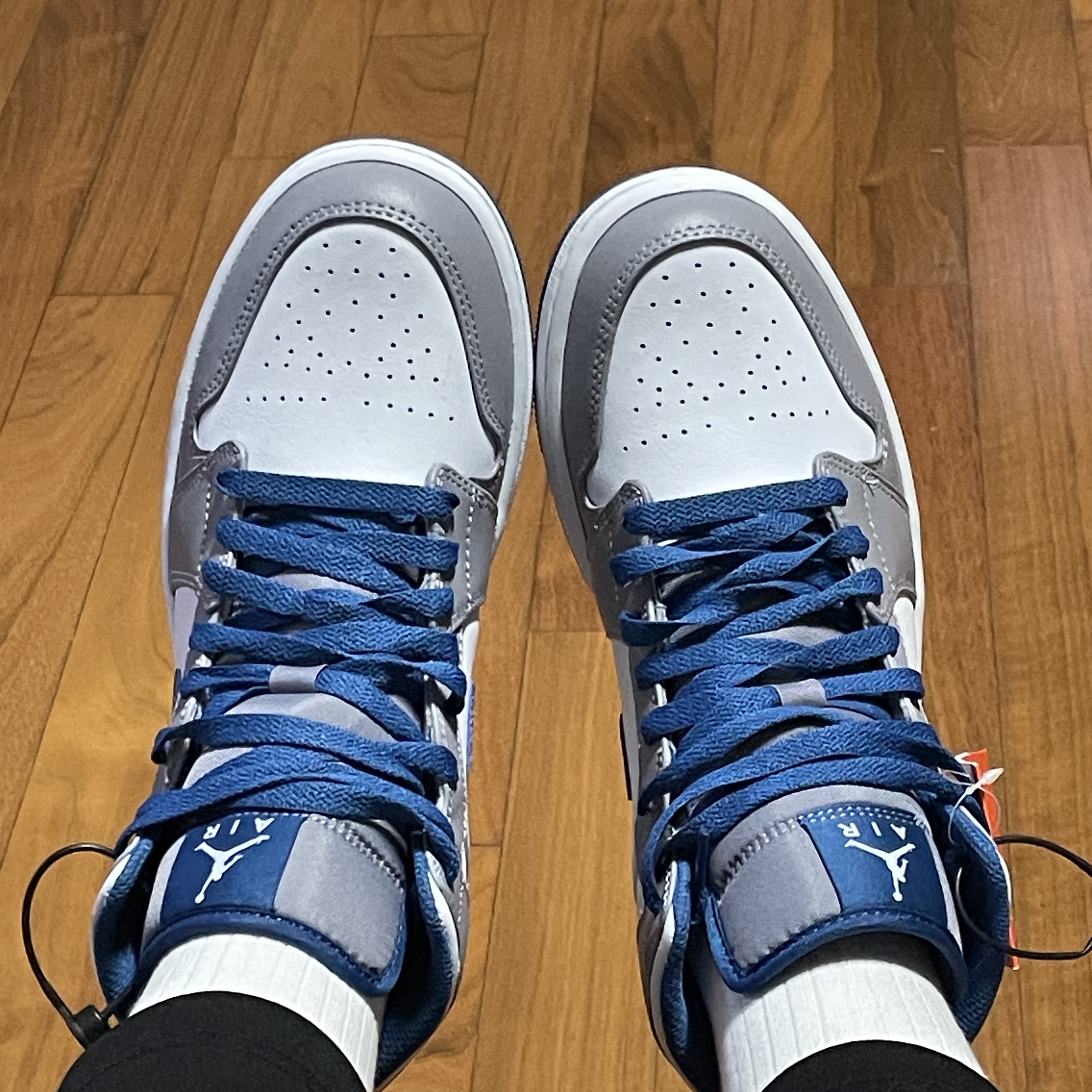 Jordan 1 Mid Cement Grey True Blue 착용 스타일 - 3