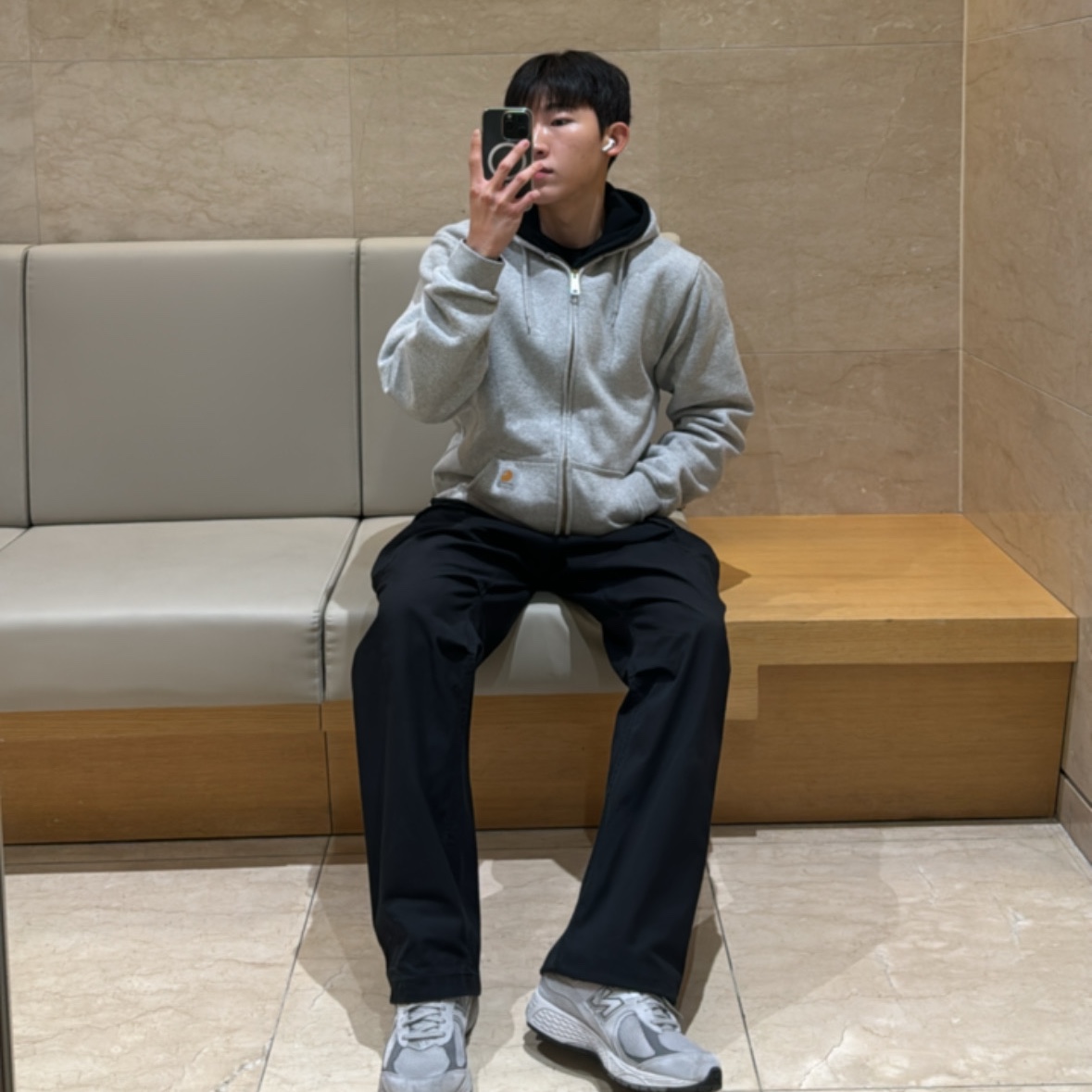 Carhartt Loose Fit Midweight Full Zip Sweatshirt Heather Grey, New Balance 2002R T2 Gray 착용 스타일