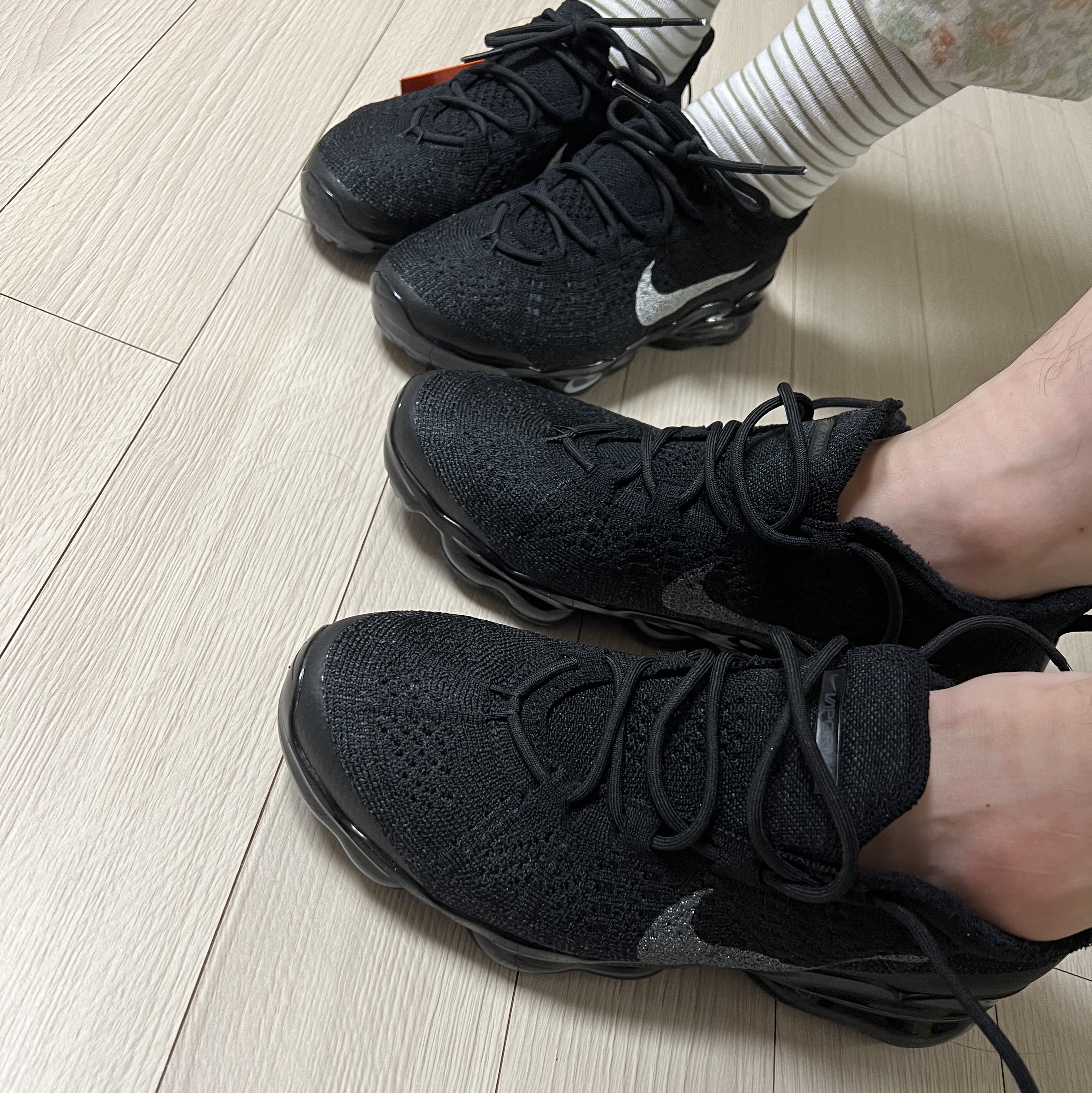 Nike Air VaporMax 2023 Flyknit Triple Black, (W) Nike Air Vapormax 2023 Flyknit Anthracite 착용 스타일 - 1