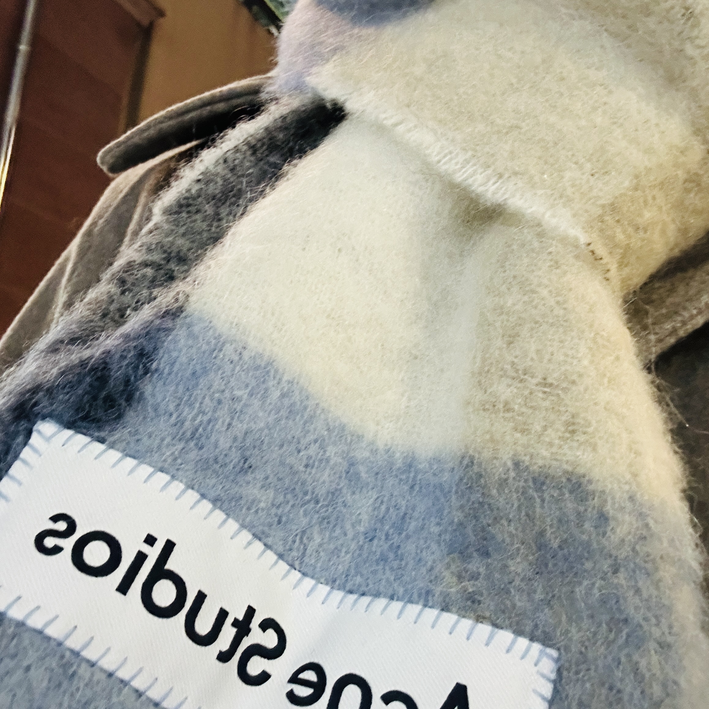 Acne Studios Mohair Check Muffler Blue Beige Black 착용 스타일 - 1