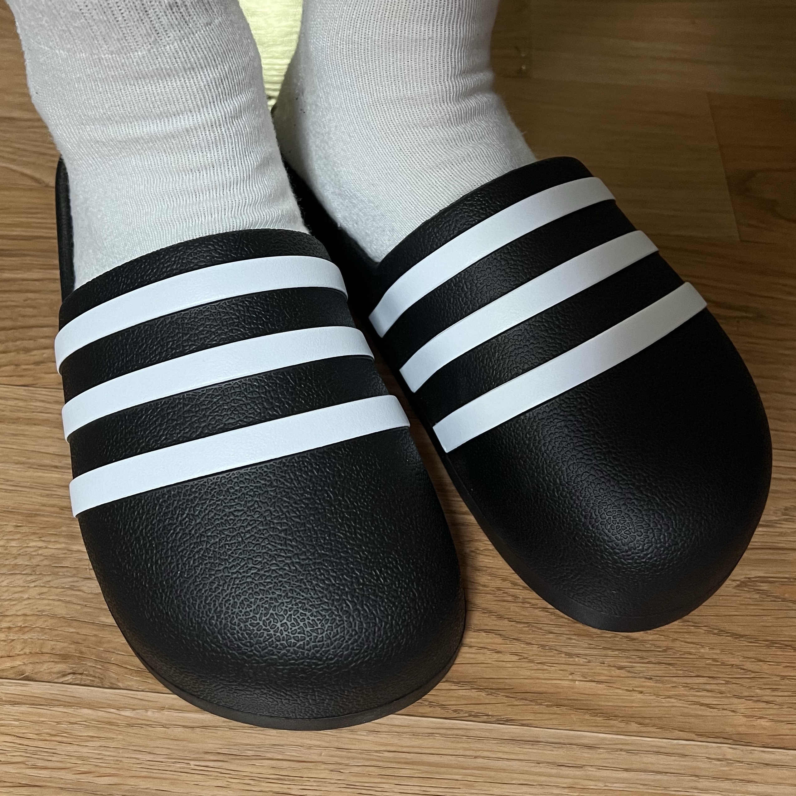 Adidas Adifom Adilette Slides Core Black 착용 스타일 - 1