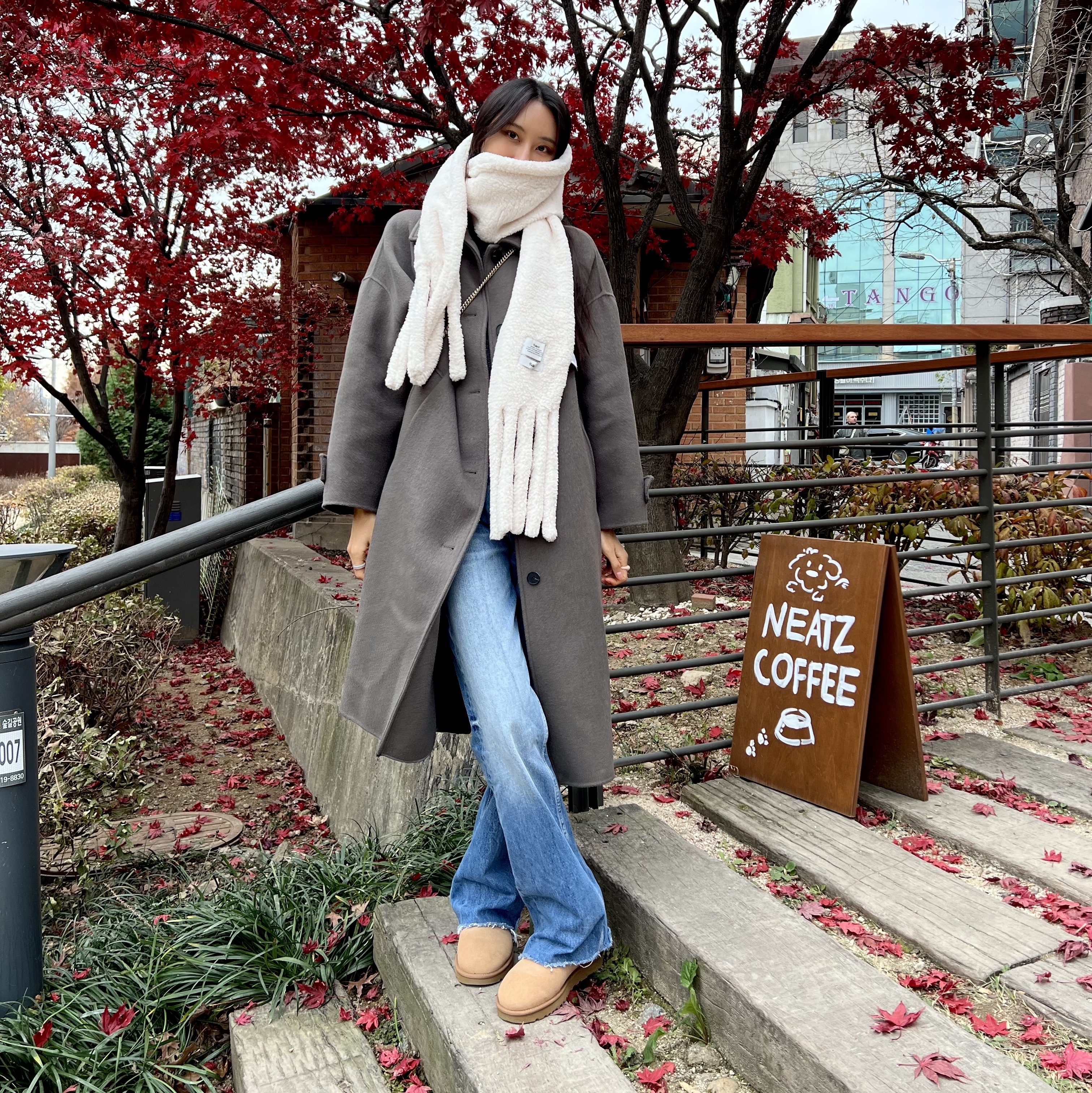 (W) UGG Classic Mini II Boots Chestnut, (W) Celine Double Face Cashmere Overcoat Khaki Melange 착용 스타일 - 3