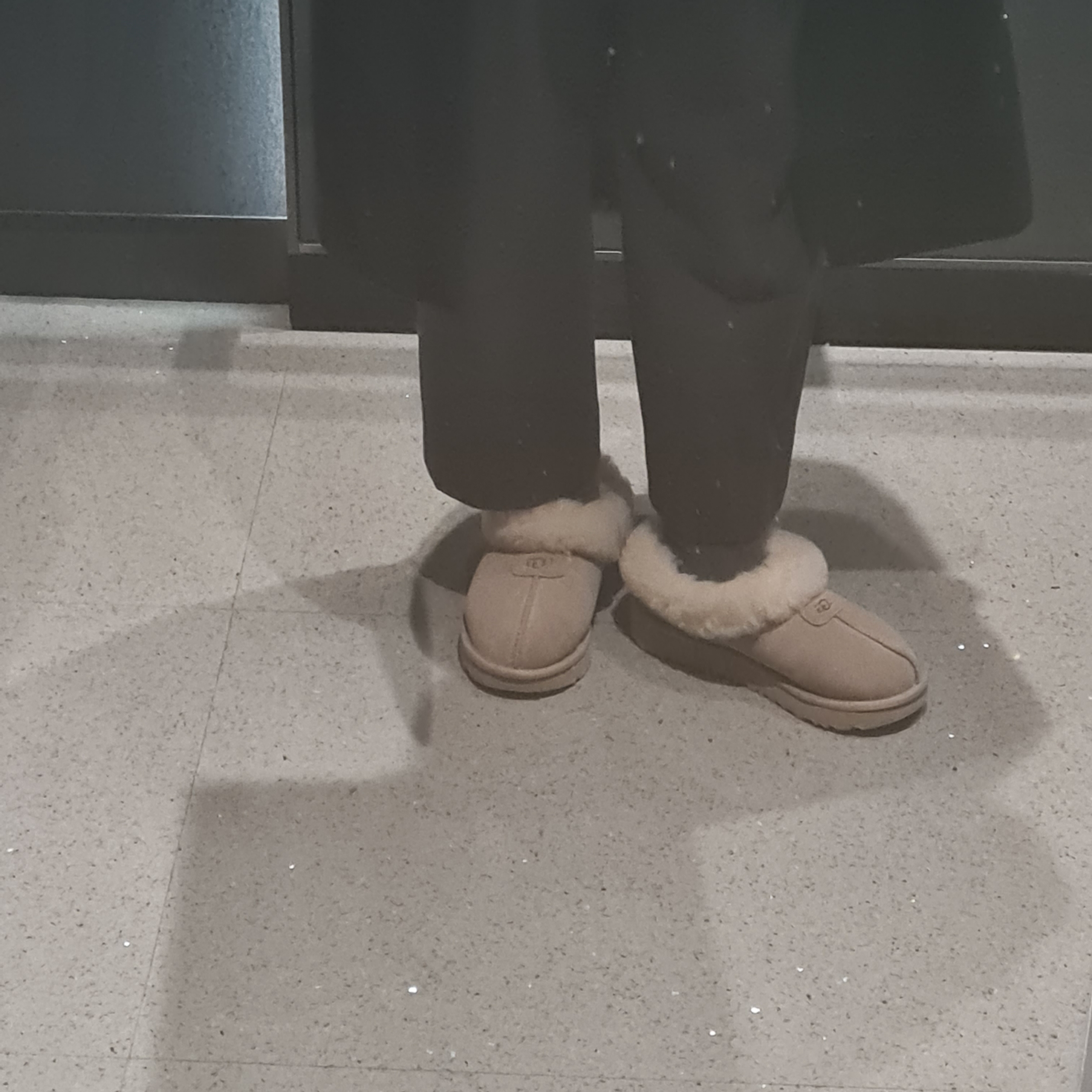 (W) UGG Tazzette Slipper Sand 착용 스타일