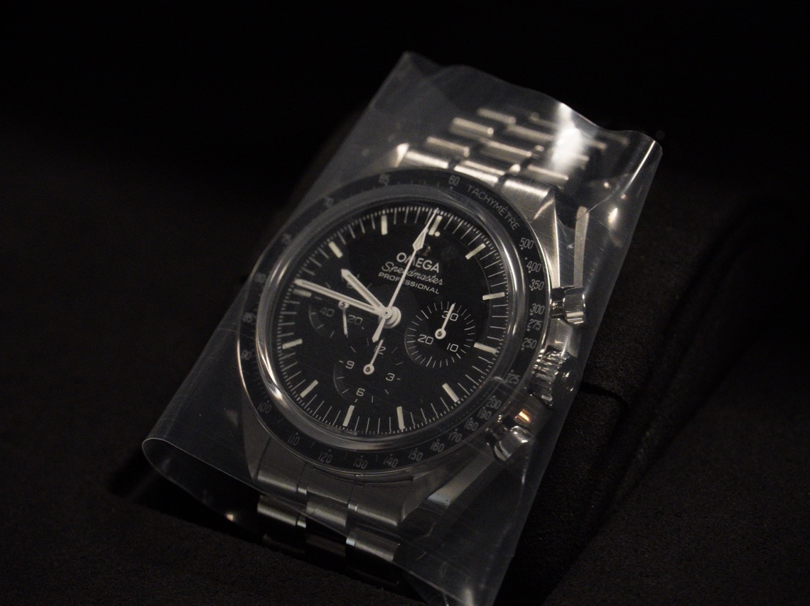 Omega Speedmaster Moonwatch Professional Co Axial Master Chronometer Chronograph Steel Black (Transparent Caseback Ver.) 착용 스타일 - 4