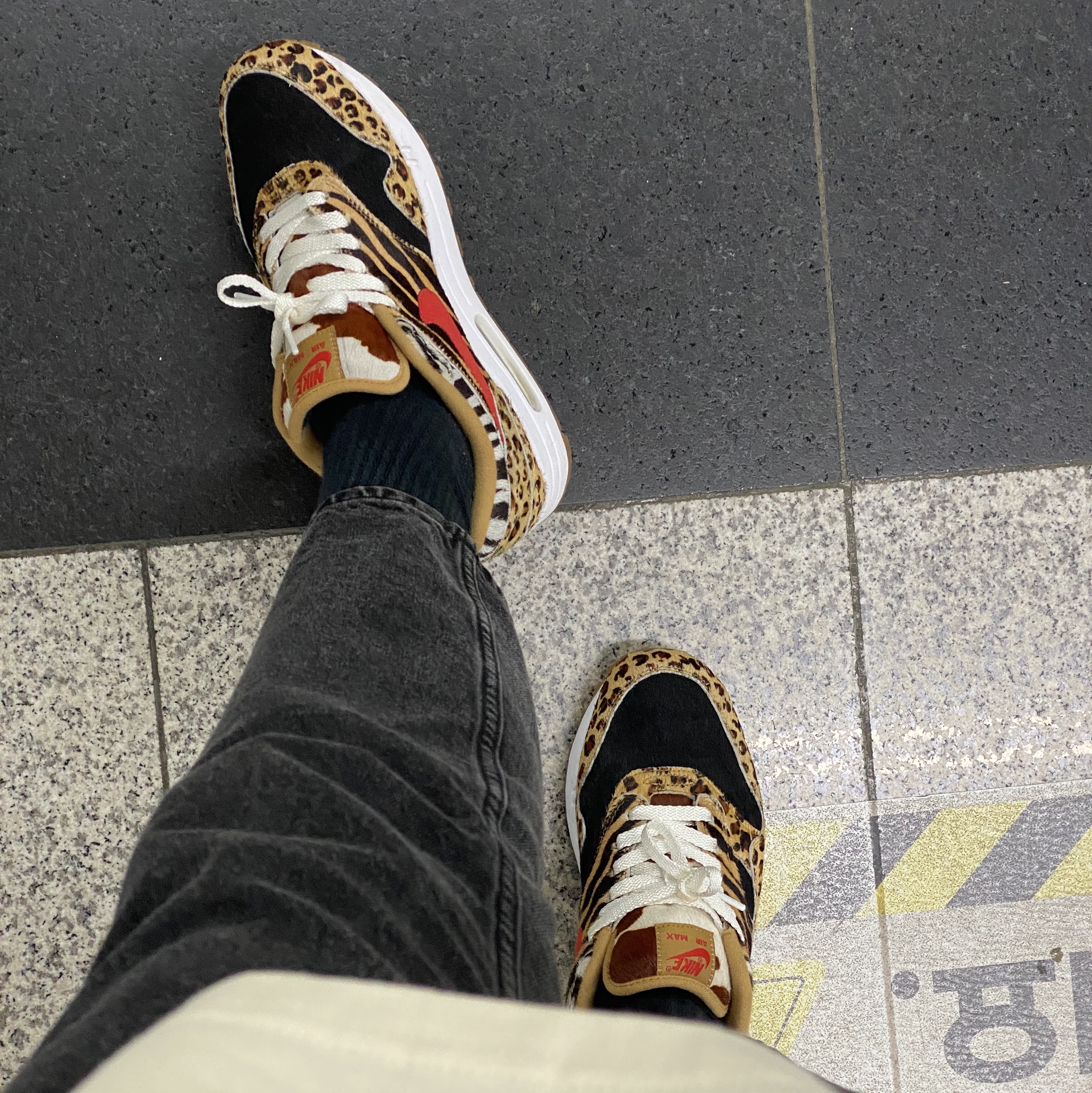 Stussy World Tour LS T-Shirt Putty, Nike x Atmos Air Max 1 Animal Pack 2.0 착용 스타일 - 2