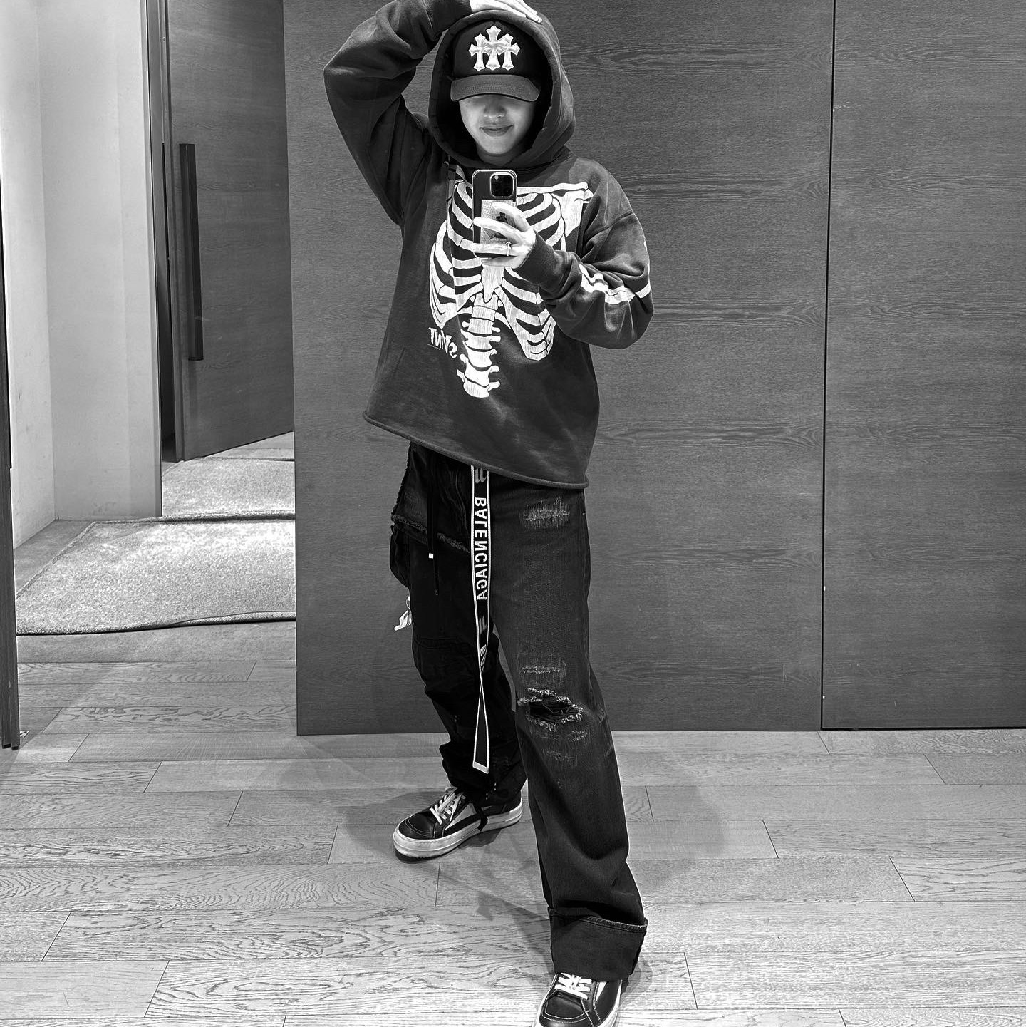 Saint Mxxxxxx x VLONE Bone Hoodie Black - 22FW, Rick Owens Luxor Vintage Sneakers Black Milk 착용 스타일 - 1