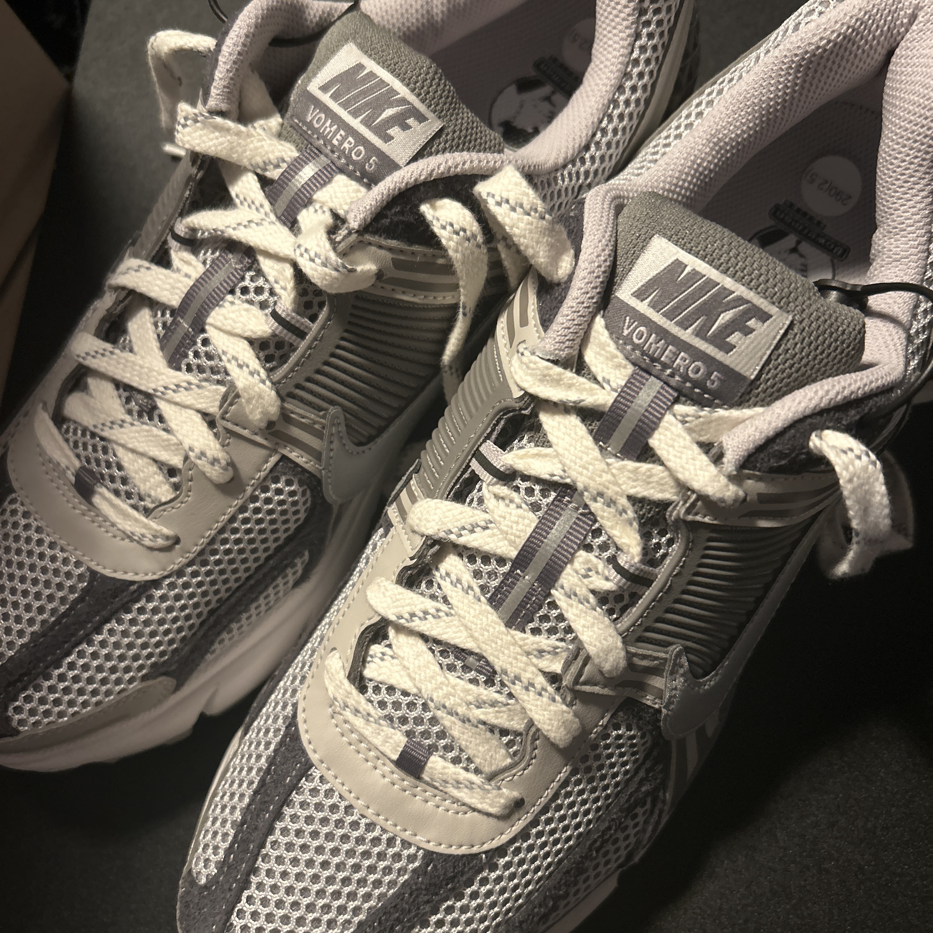 Nike Zoom Vomero 5 PRM Light Iron Ore and Flat Fewter 착용 스타일