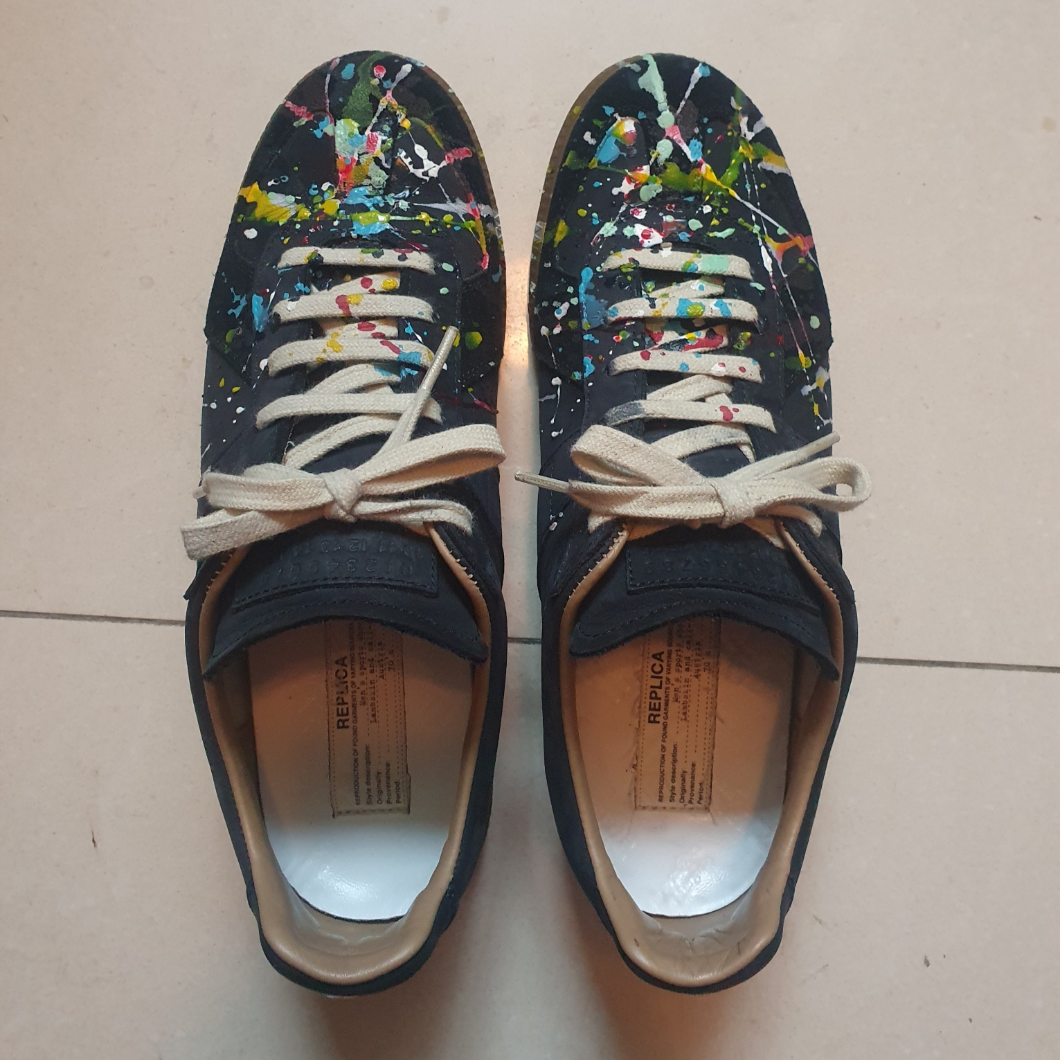 Maison Margiela Replica Paint Drop Sneakers Black, Maison Margiela Calfskin Paint Drop Replica Sneakers Black 착용 스타일 - 1