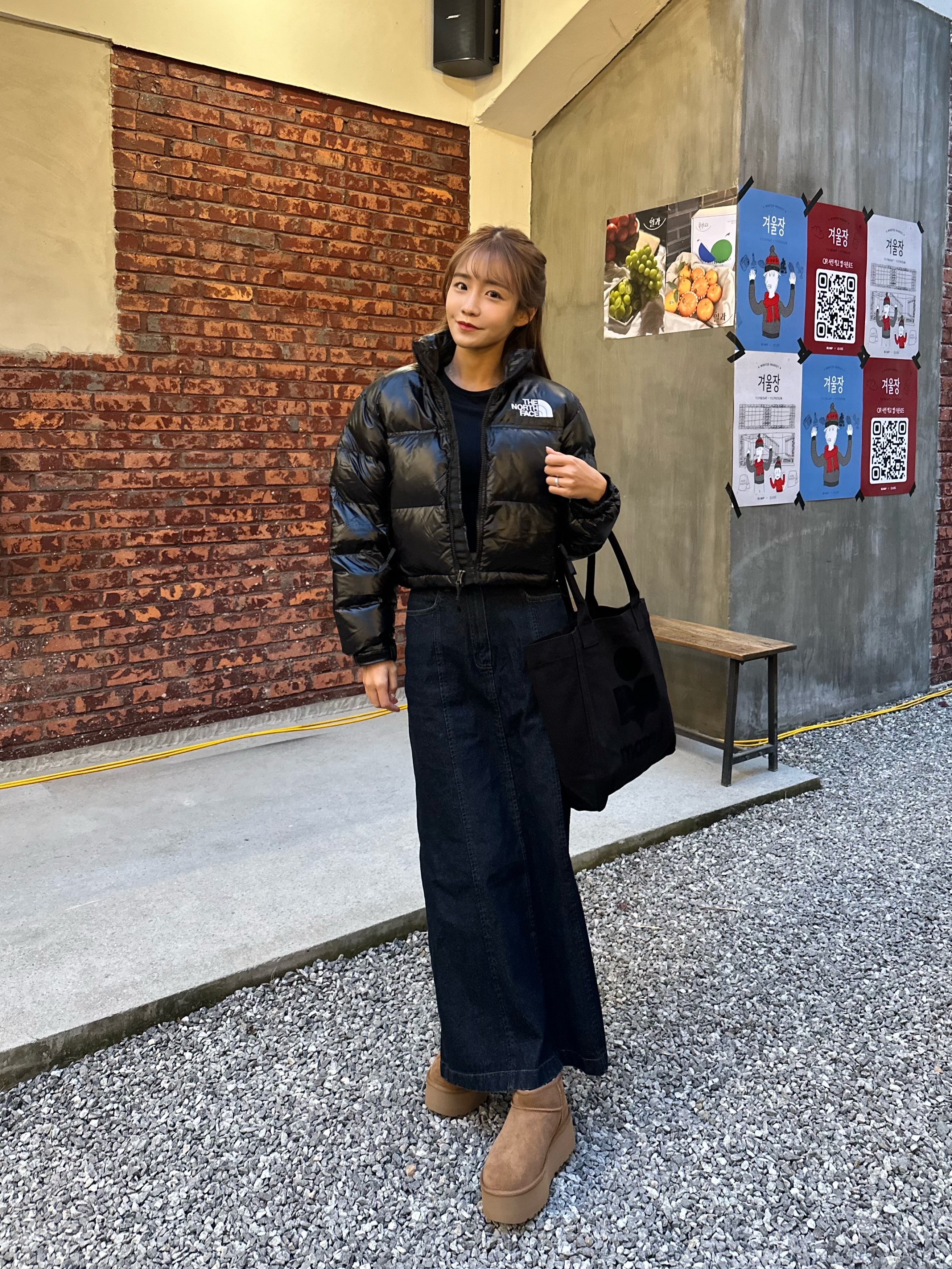 (W) UGG Classic Ultra Mini Platform Boots Chestnut, Isabel Marant Small Yenky Logo Tote Bag Black 착용 스타일 - 2
