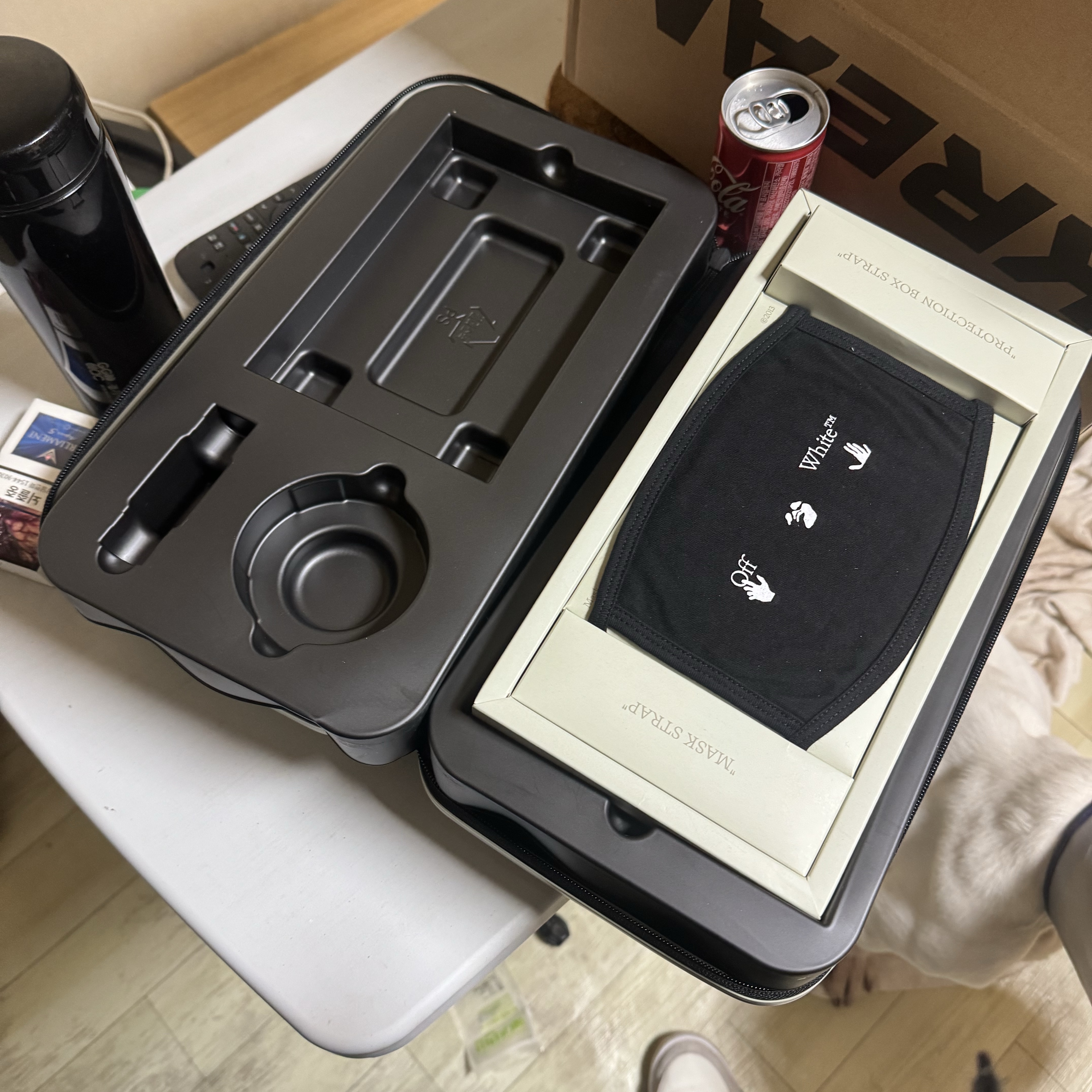 Off-White x Amore Pacific Protection Box (Without Cosmetics) 착용 스타일