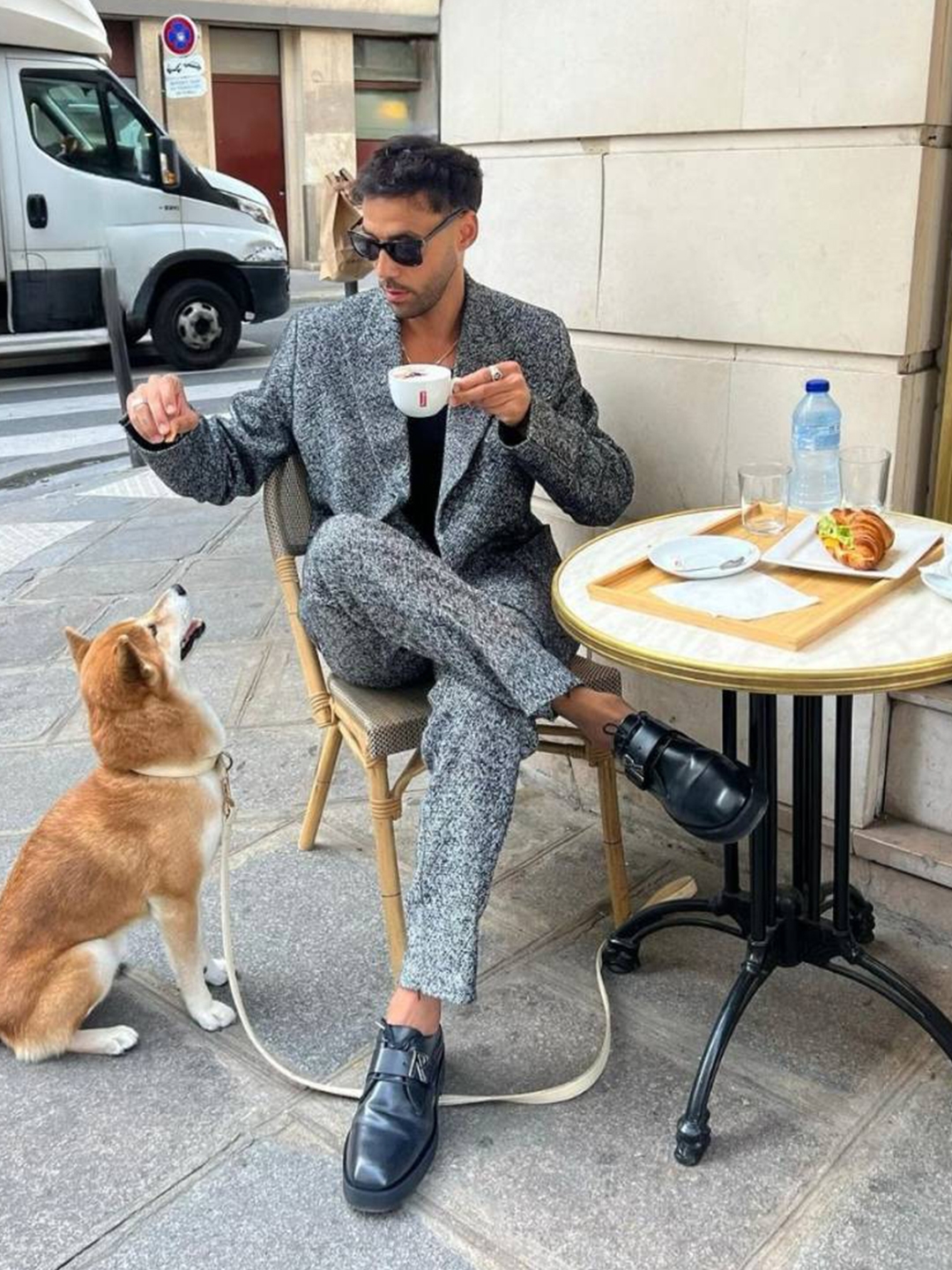 Burberry Contrast Check Wool Cashmere Jacquard Cape Grey Charcoal, Lemaire Soft Felted Wool Chesterfield Coat Grey Chine 착용 스타일 - 2
