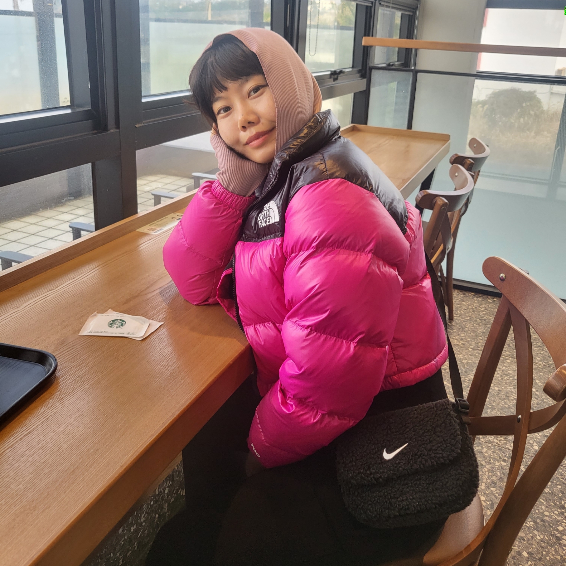 (W) The North Face Nuptse Short Jacket Fuchsia Pink, (Kids) Nike NSW Faux Fur Crossbody Bag Black 착용 스타일 - 2