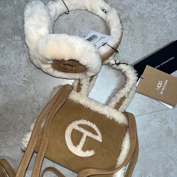 [KREAM 단독] UGG x Telfar Small Shopping Bag Chestnut, (W) UGG Embroidered Logo Earmuff Chestnut 착용 스타일 - 2