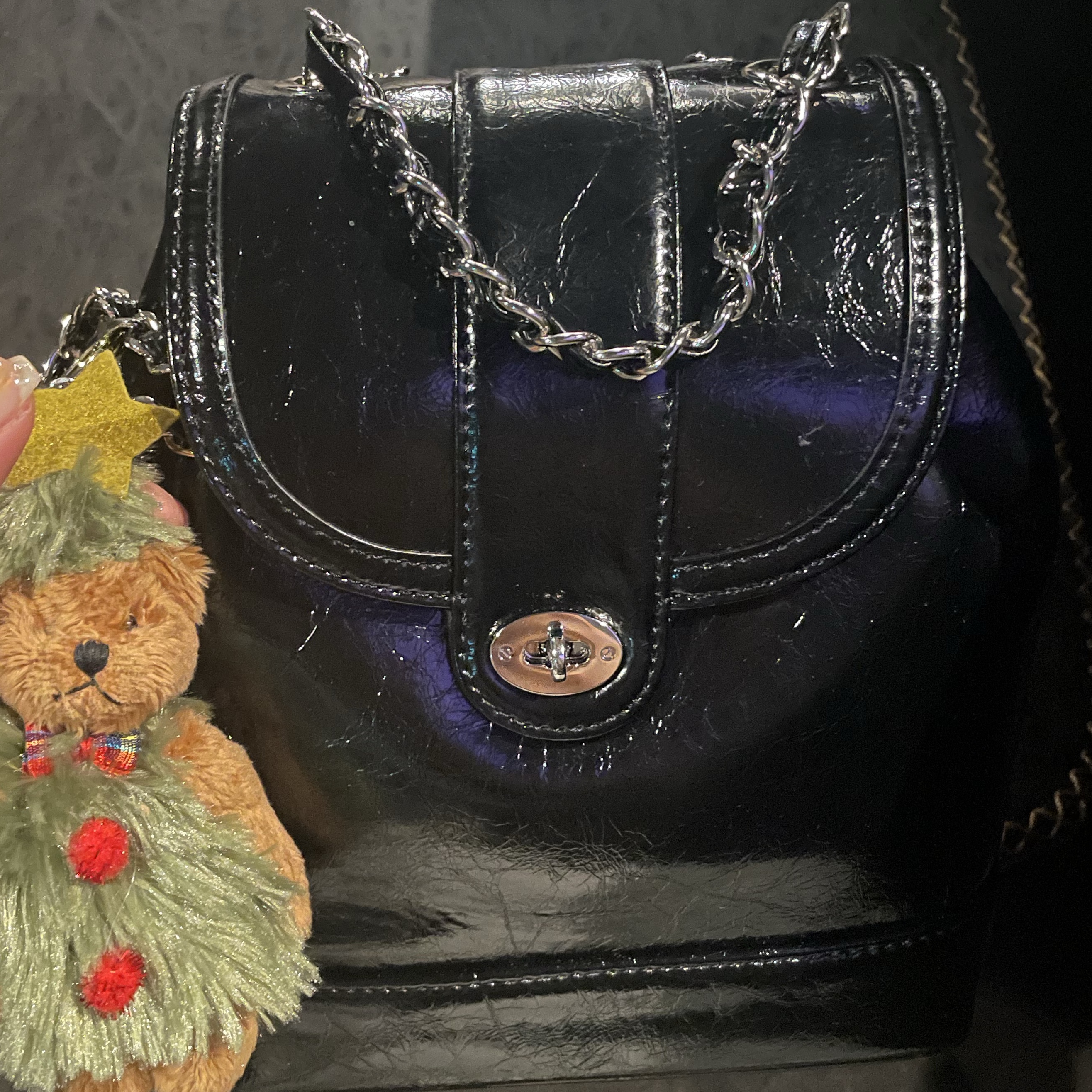 Cardinal Red Hawoo-A Bag Black 착용 스타일
