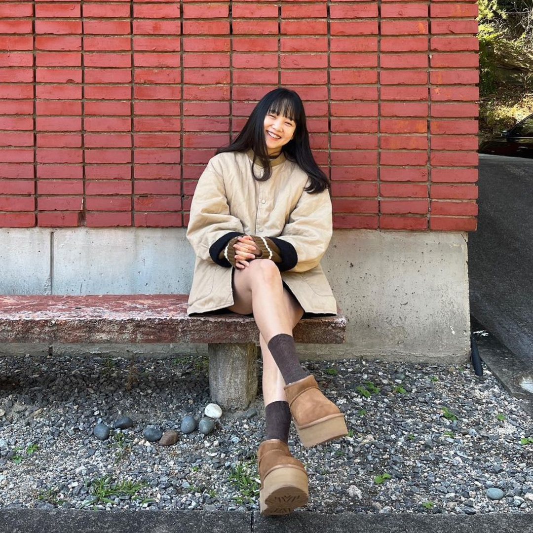 (W) UGG Classic Ultra Mini Platform Boots Chestnut 착용 스타일 - 2