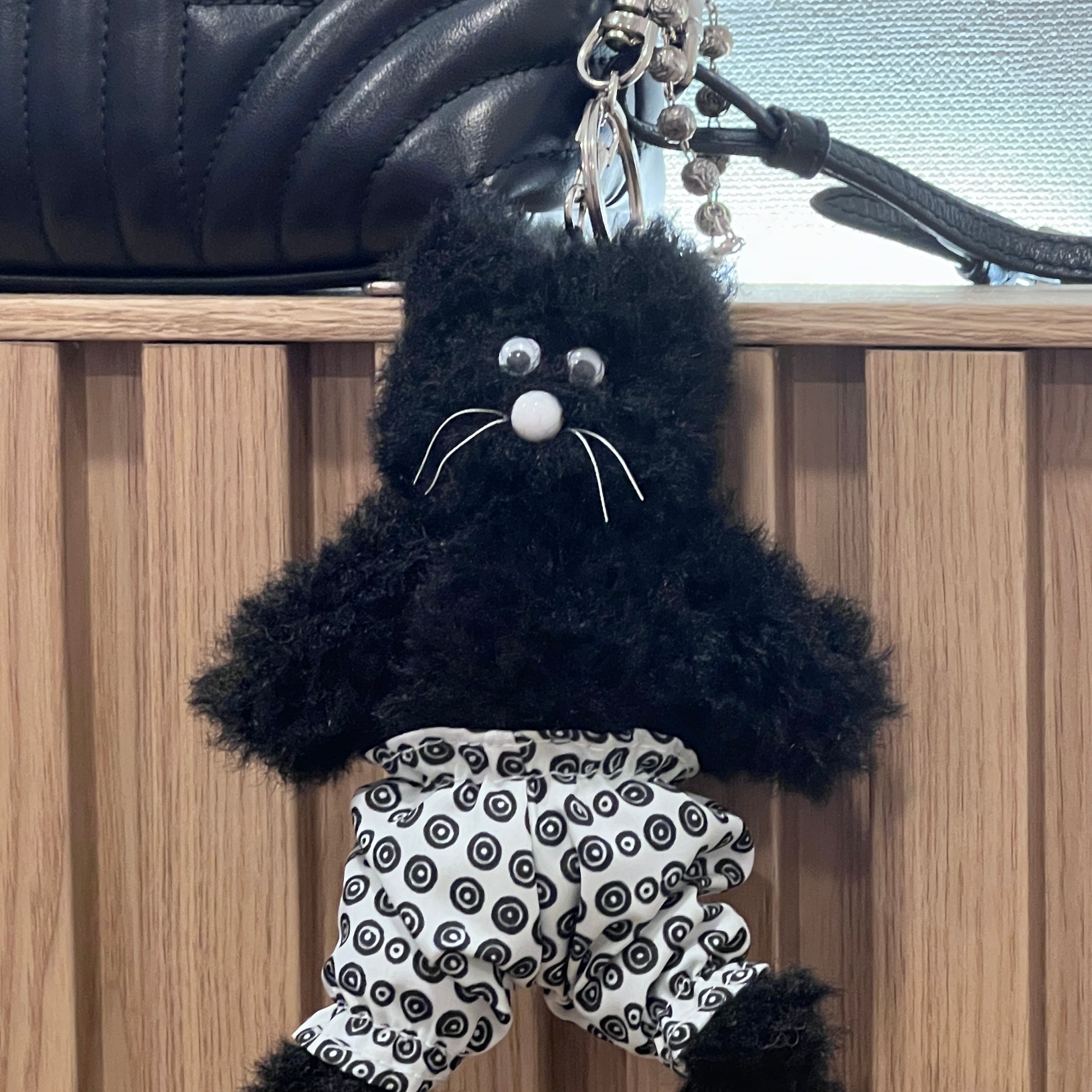 Monamhee x 10 Corso Como Bianco Keyring Black 착용 스타일 - 1
