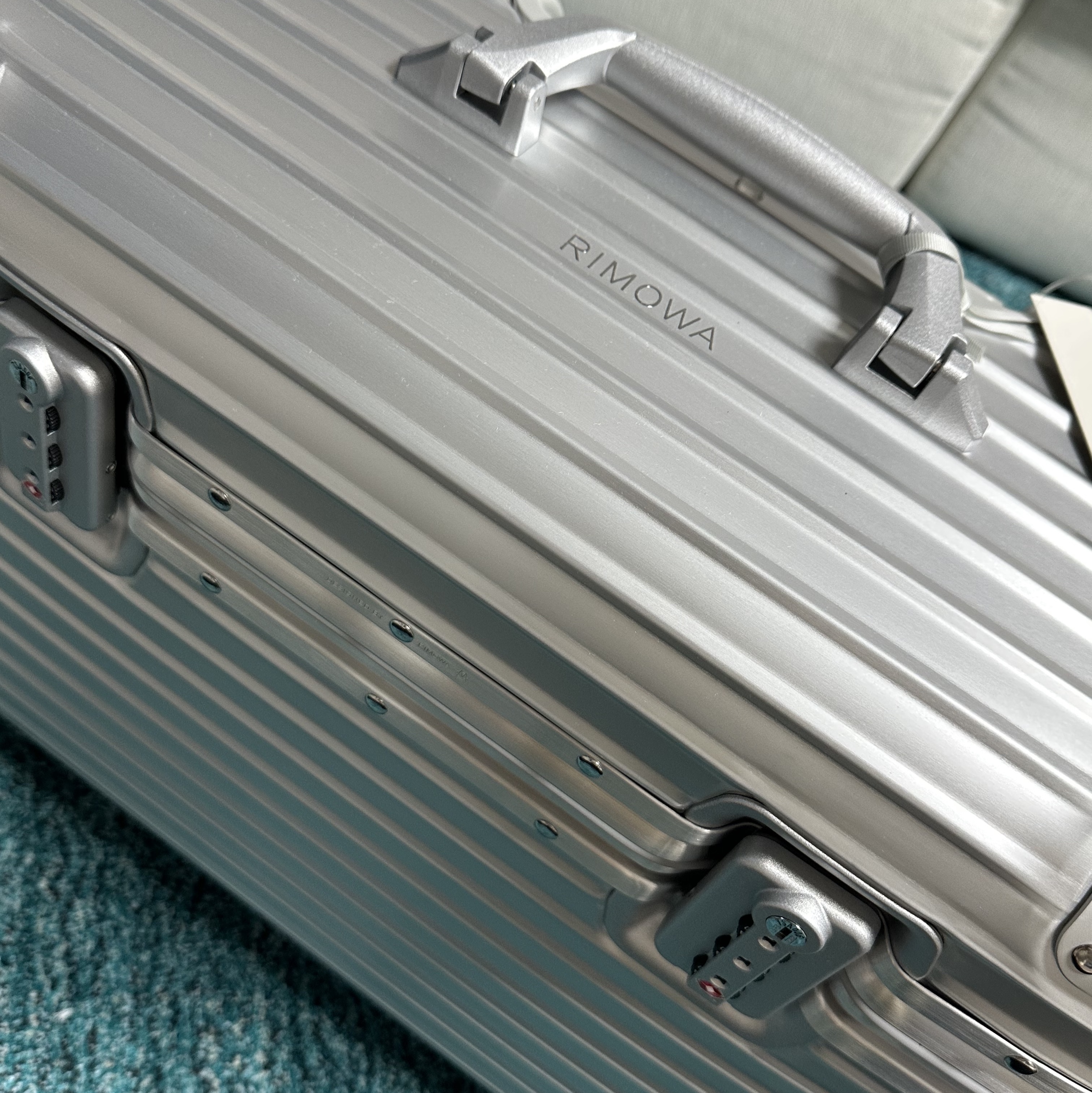 Rimowa Original Pilot Case Silver 착용 스타일