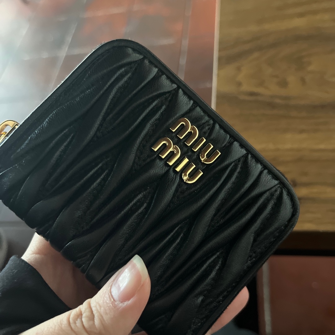 Miu Miu Matelasse Nappa Leather Coin Purse Black 착용 스타일