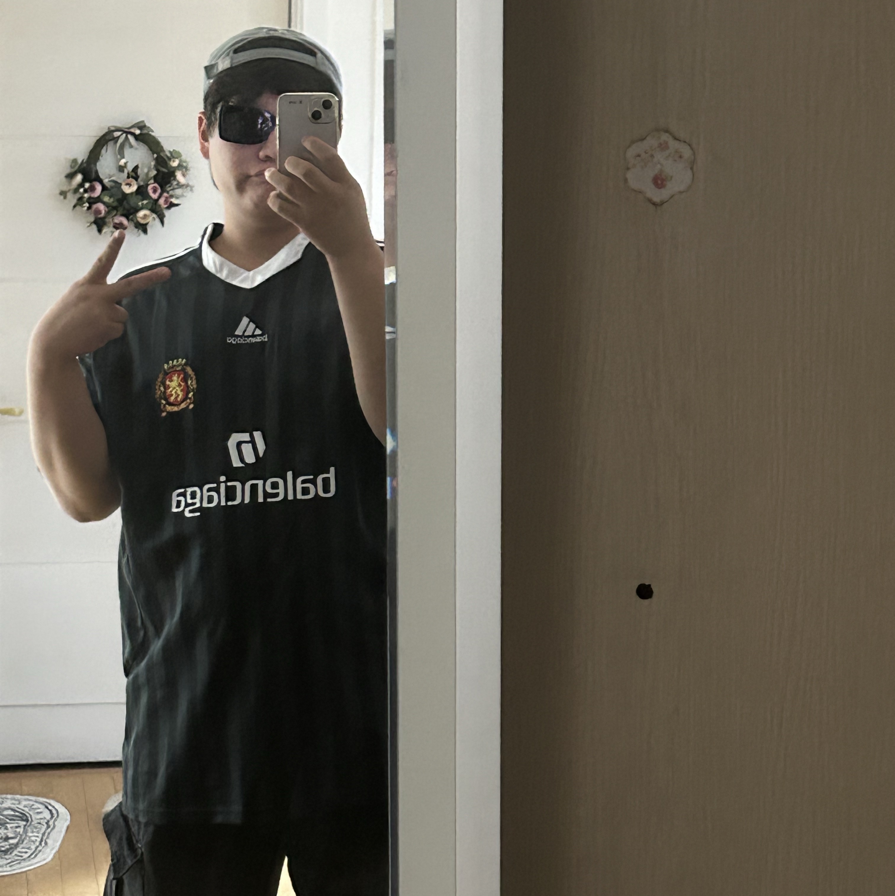 Balenciaga x Adidas Oversized Football T-Shirt Black 착용 스타일