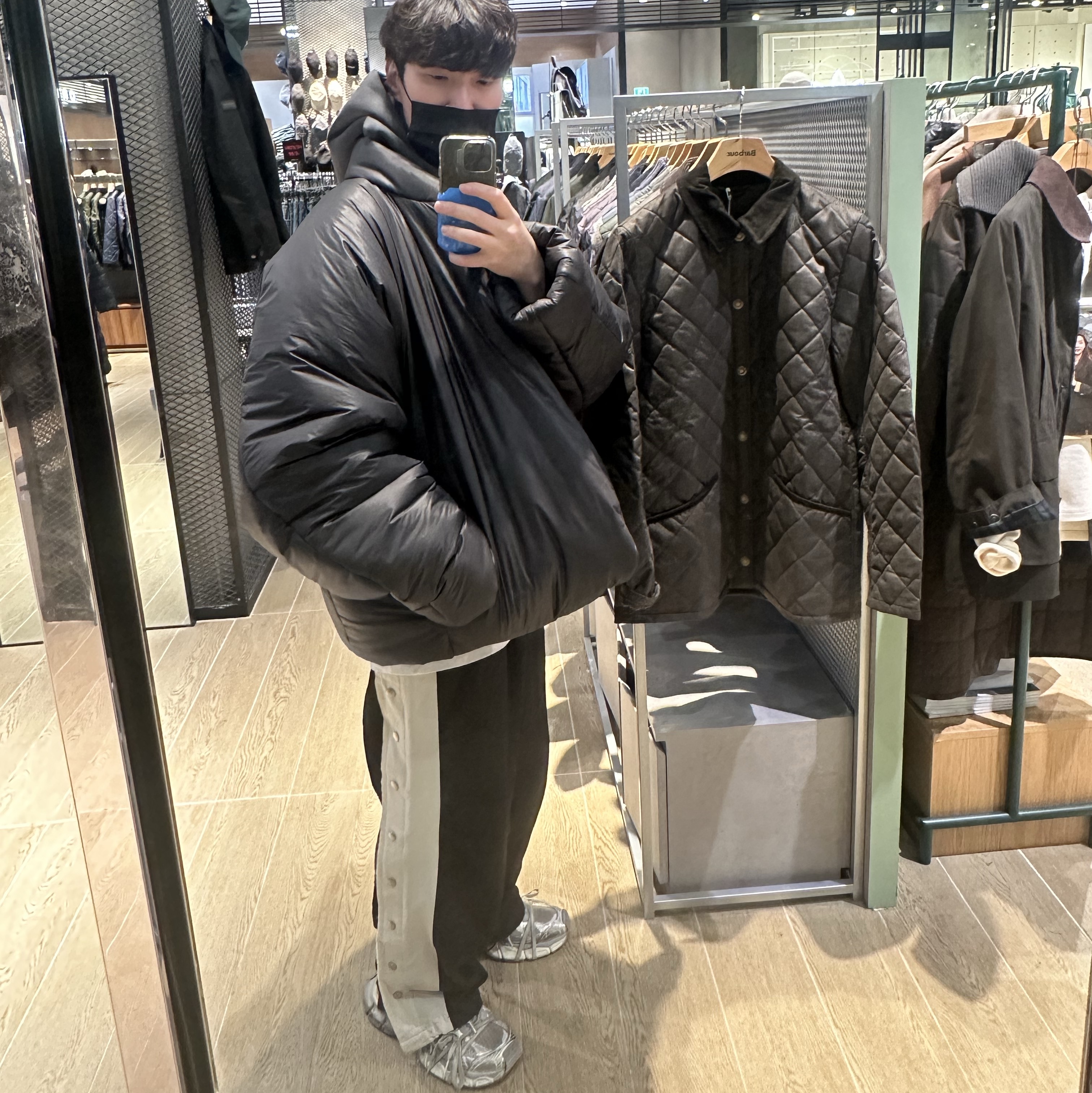 Yeezy Gap Engineered By Balenciaga Dove Hoodie Black, Yeezy Gap Engineered By Balenciaga Round Jacket 2 Black 착용 스타일